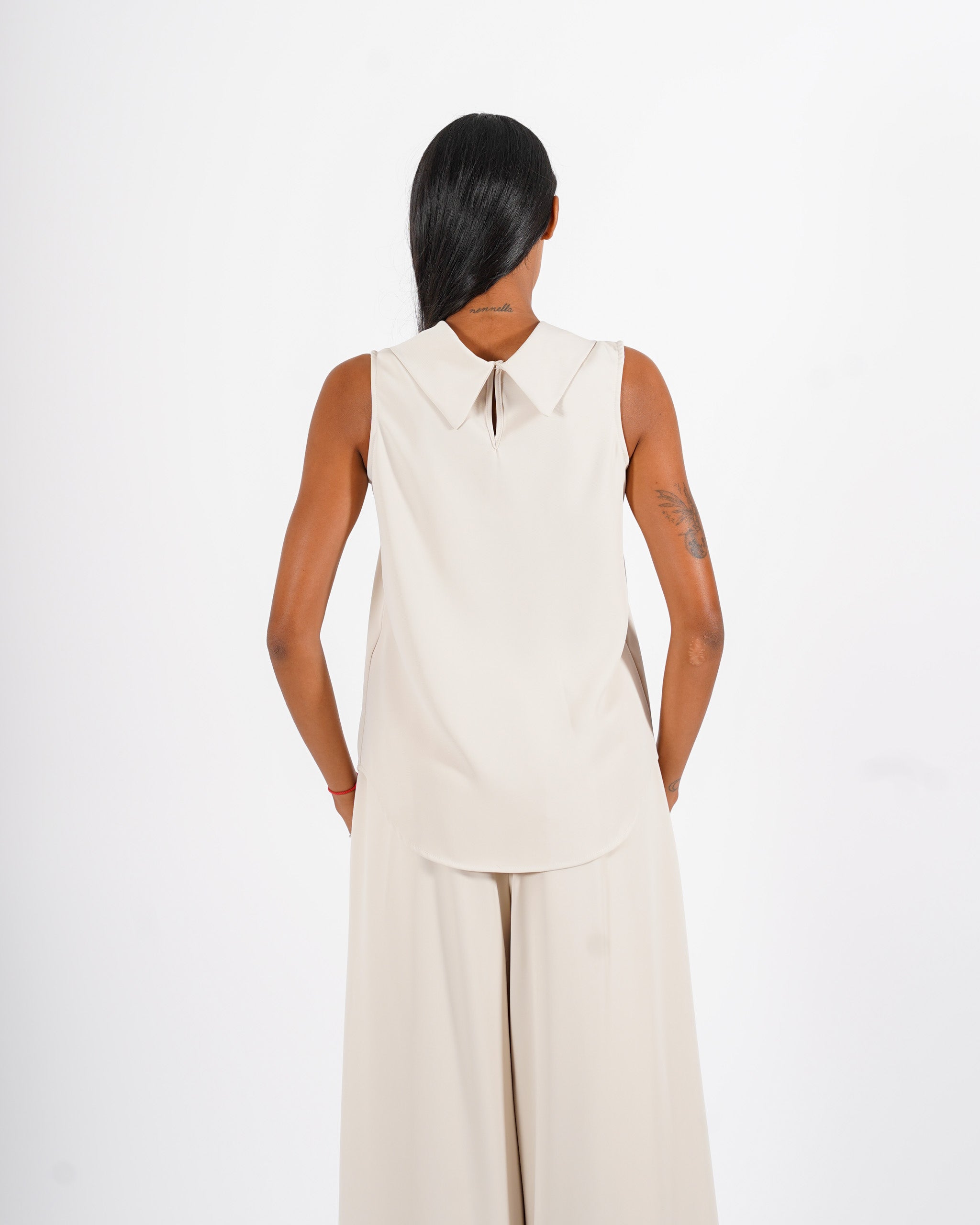 Blusa smanicata con collo ampio e fluido - Giacinta