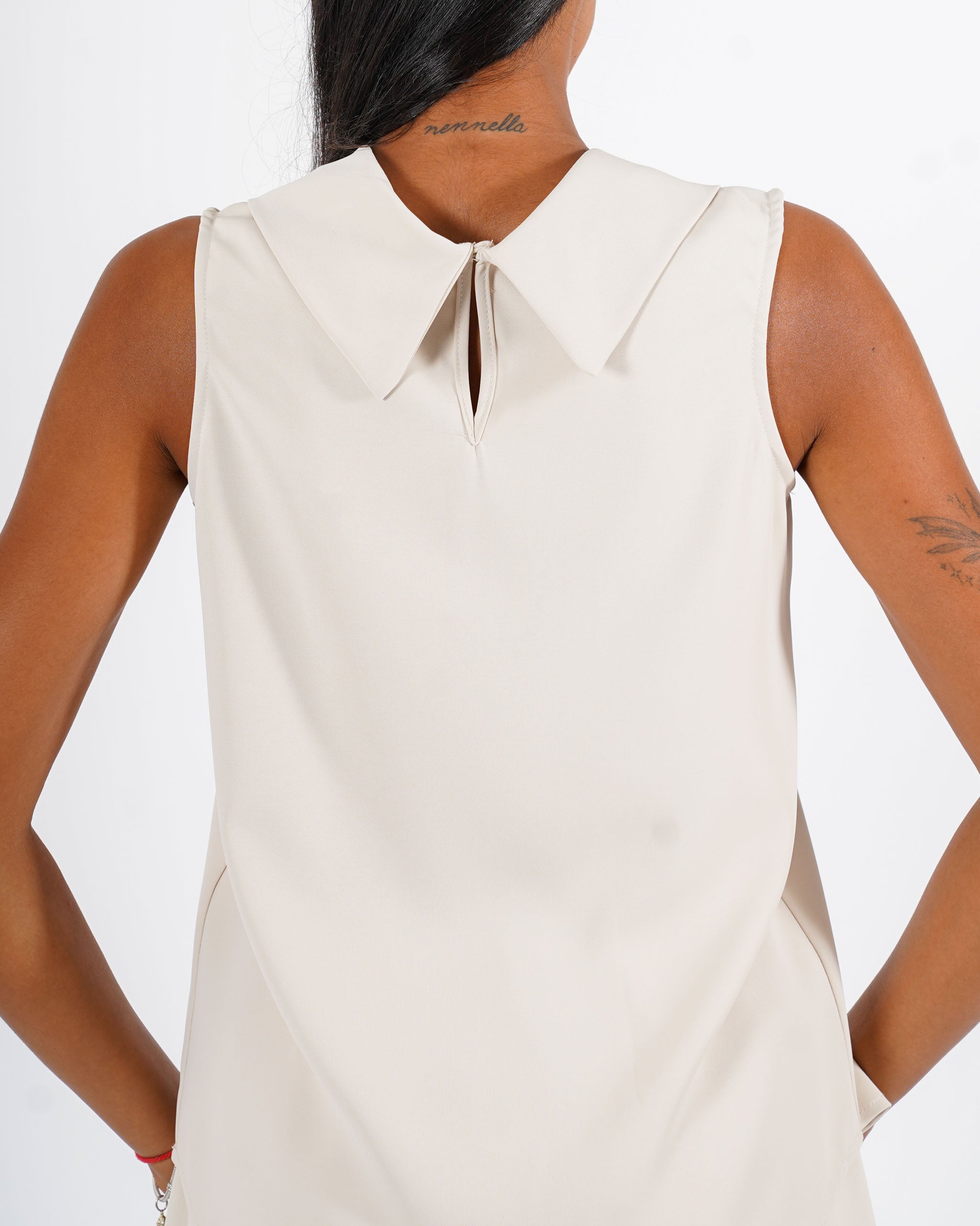Blusa smanicata con collo ampio e fluido - Giacinta