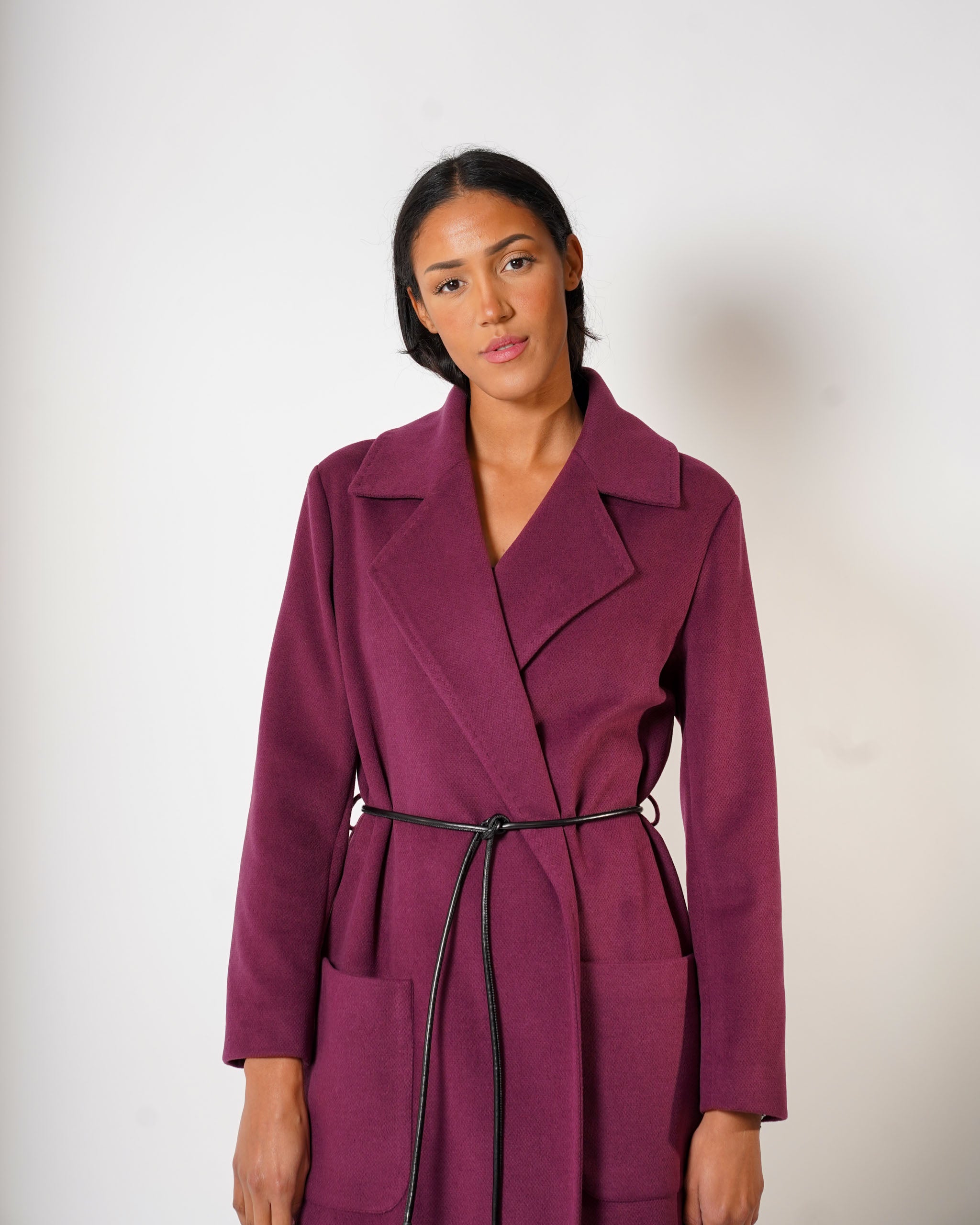 Cappotto lungo con cintura a filo in ecopelle e tasche davanti - Tricot