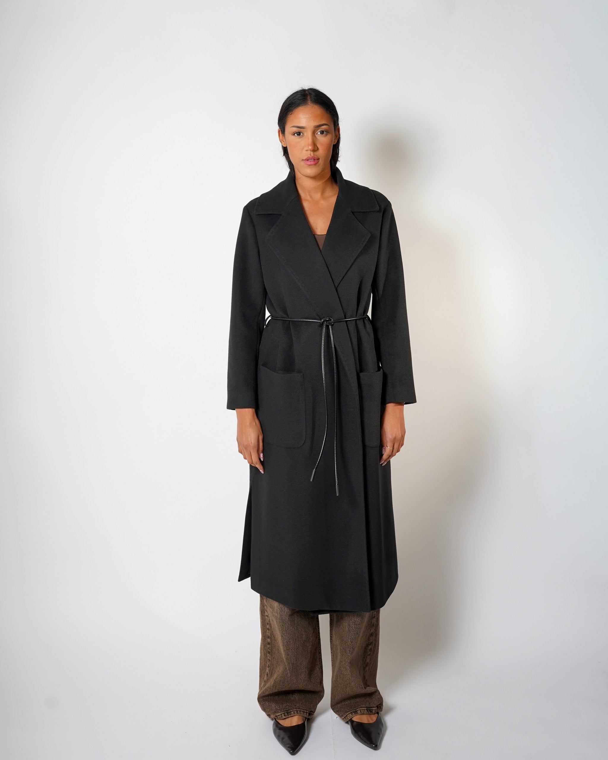 Cappotto lungo con cintura a filo in ecopelle e tasche davanti - Tricot