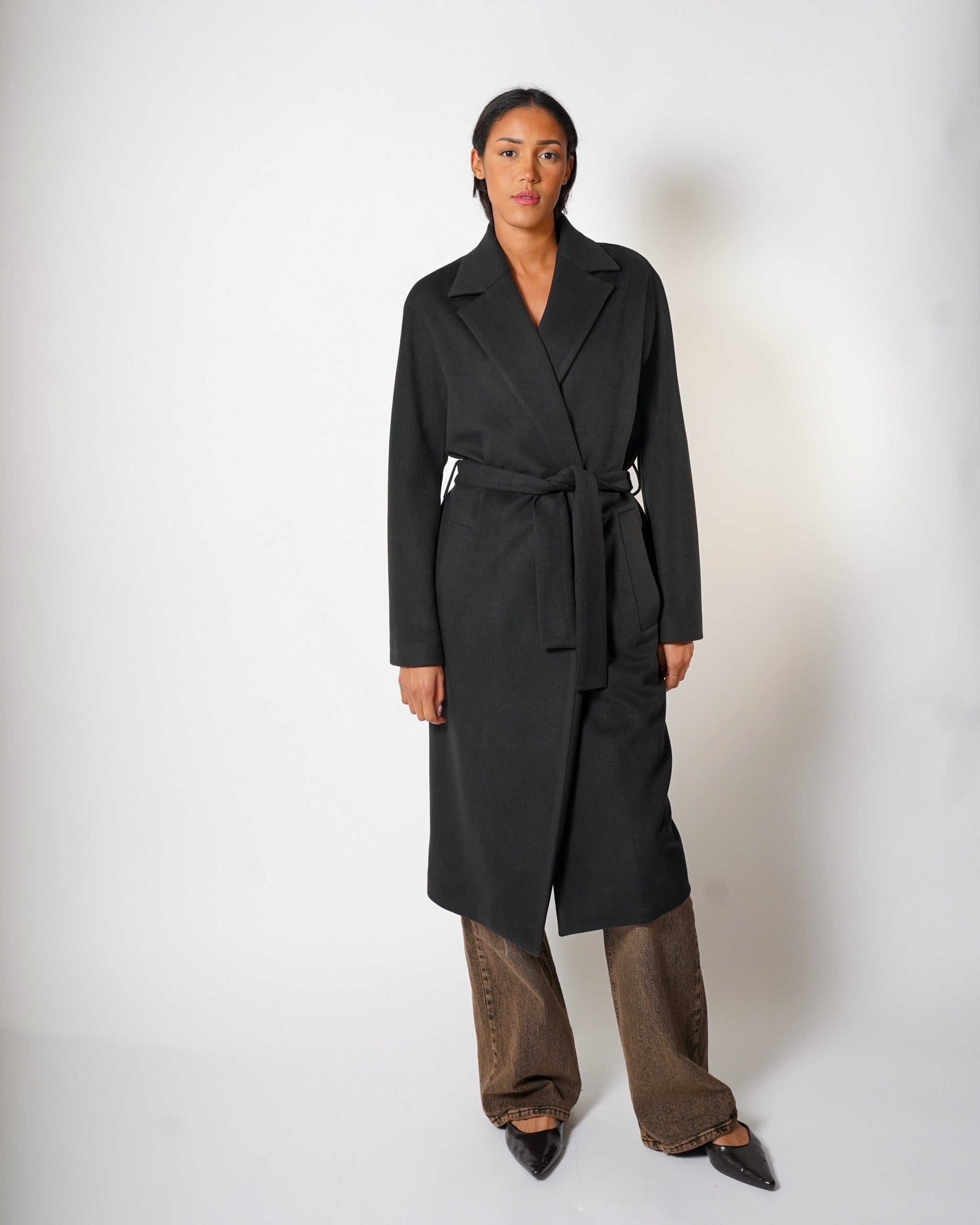 Cappotto lungo con cintura rimovibile, tasche e spalla costruita - Mister