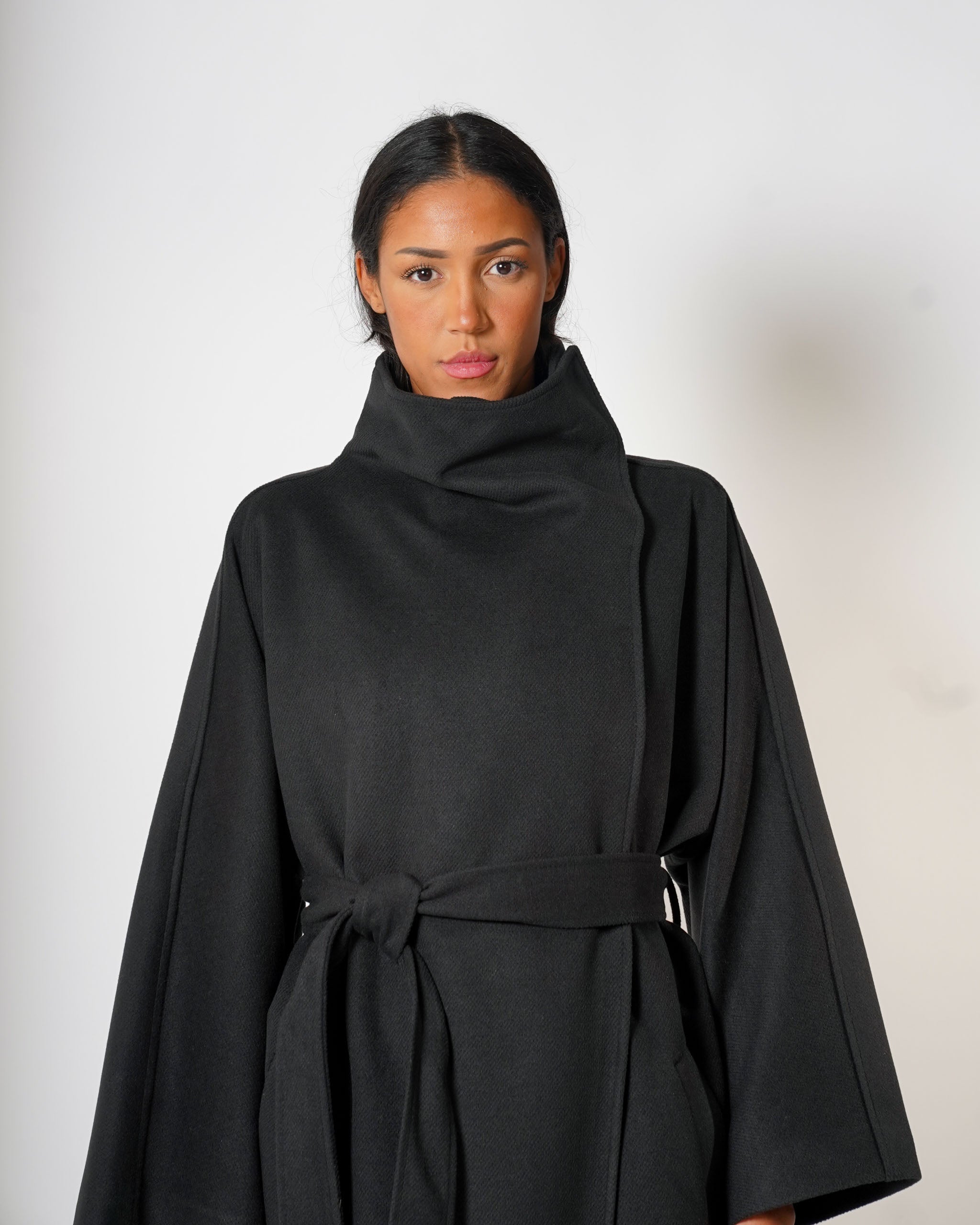 Cappotto lungo con collo alto e cintura - Rondine