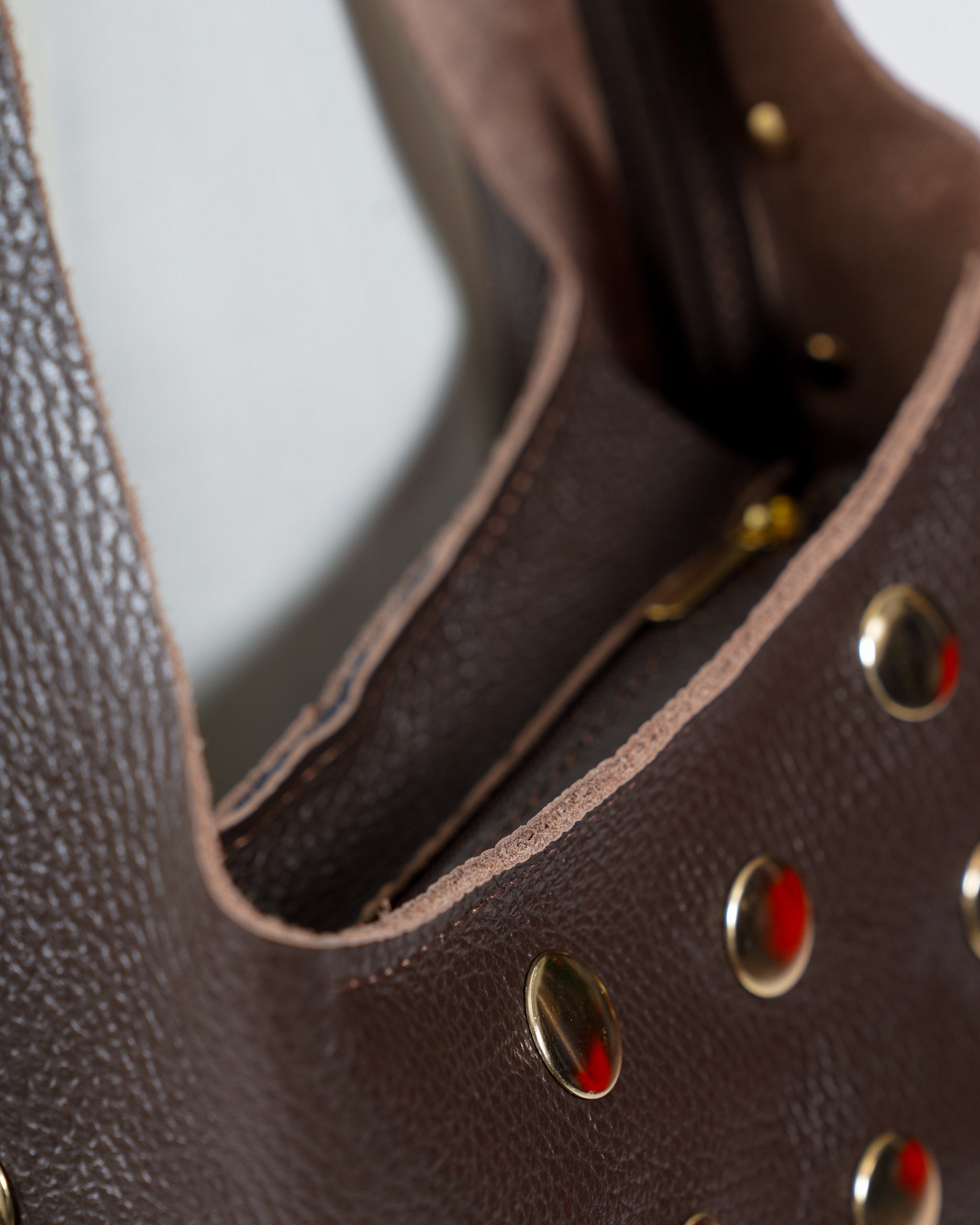 Borsa secchiello con accessori dorati - Drona