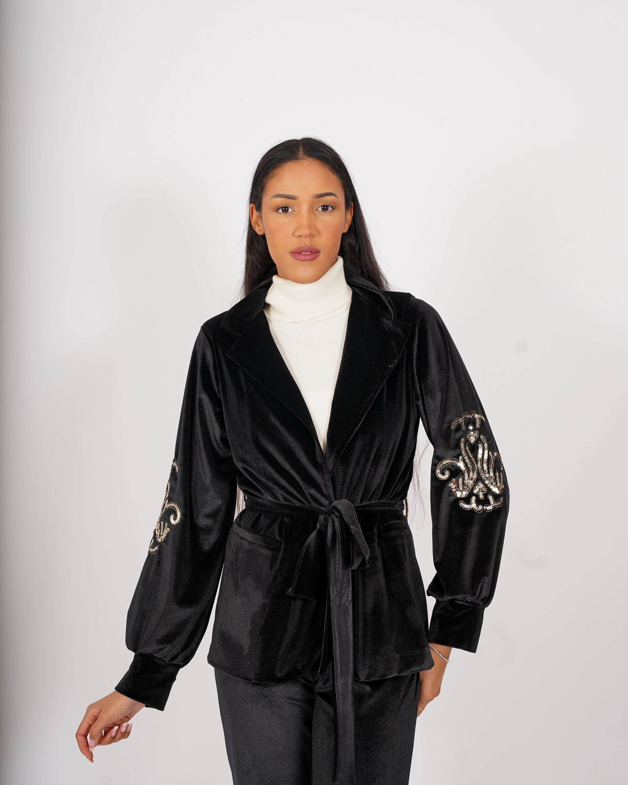 Giacca monopetto con cintura e ricamo in velluto liscio - Sporadica