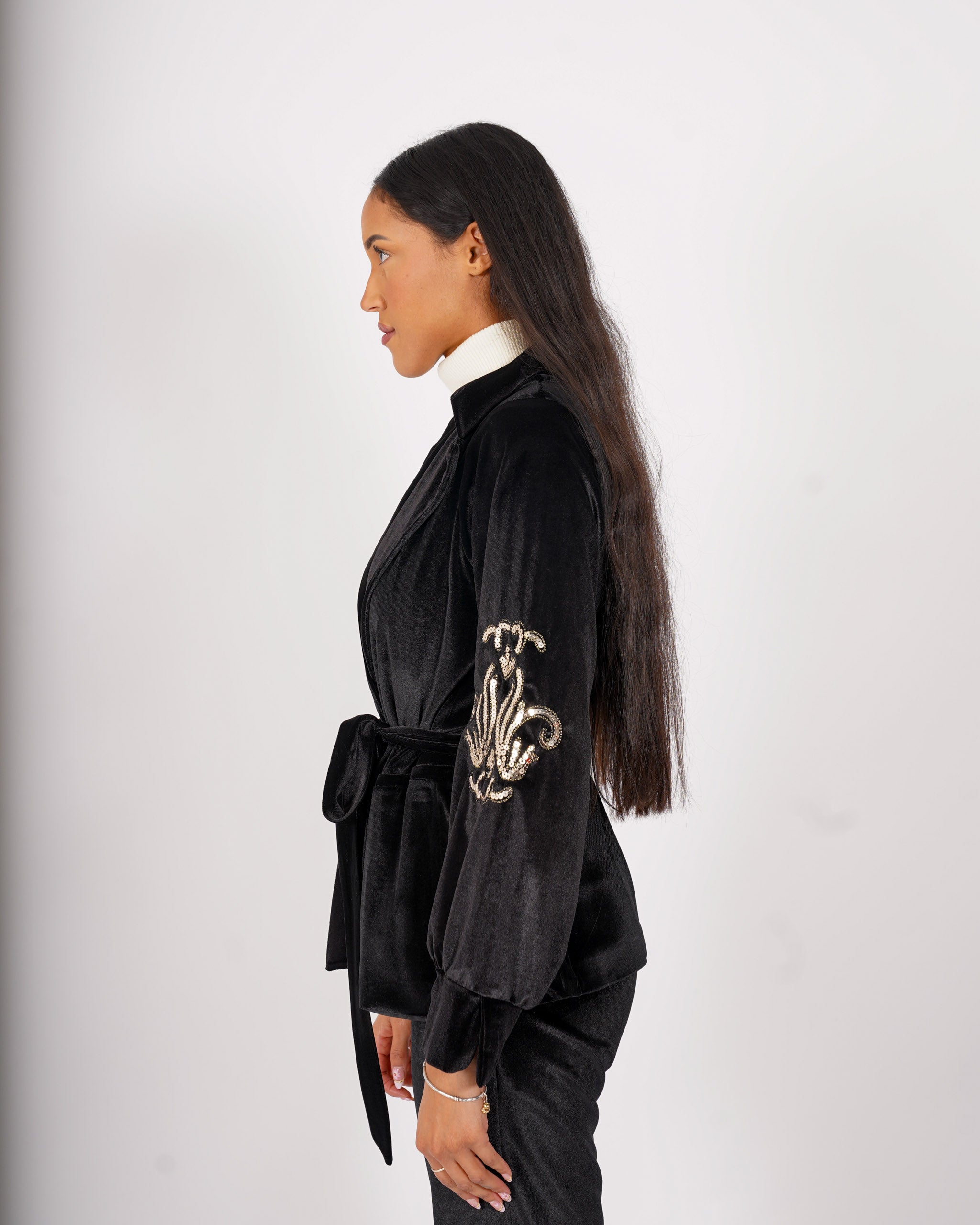 Giacca monopetto con cintura e ricamo in velluto liscio - Sporadica