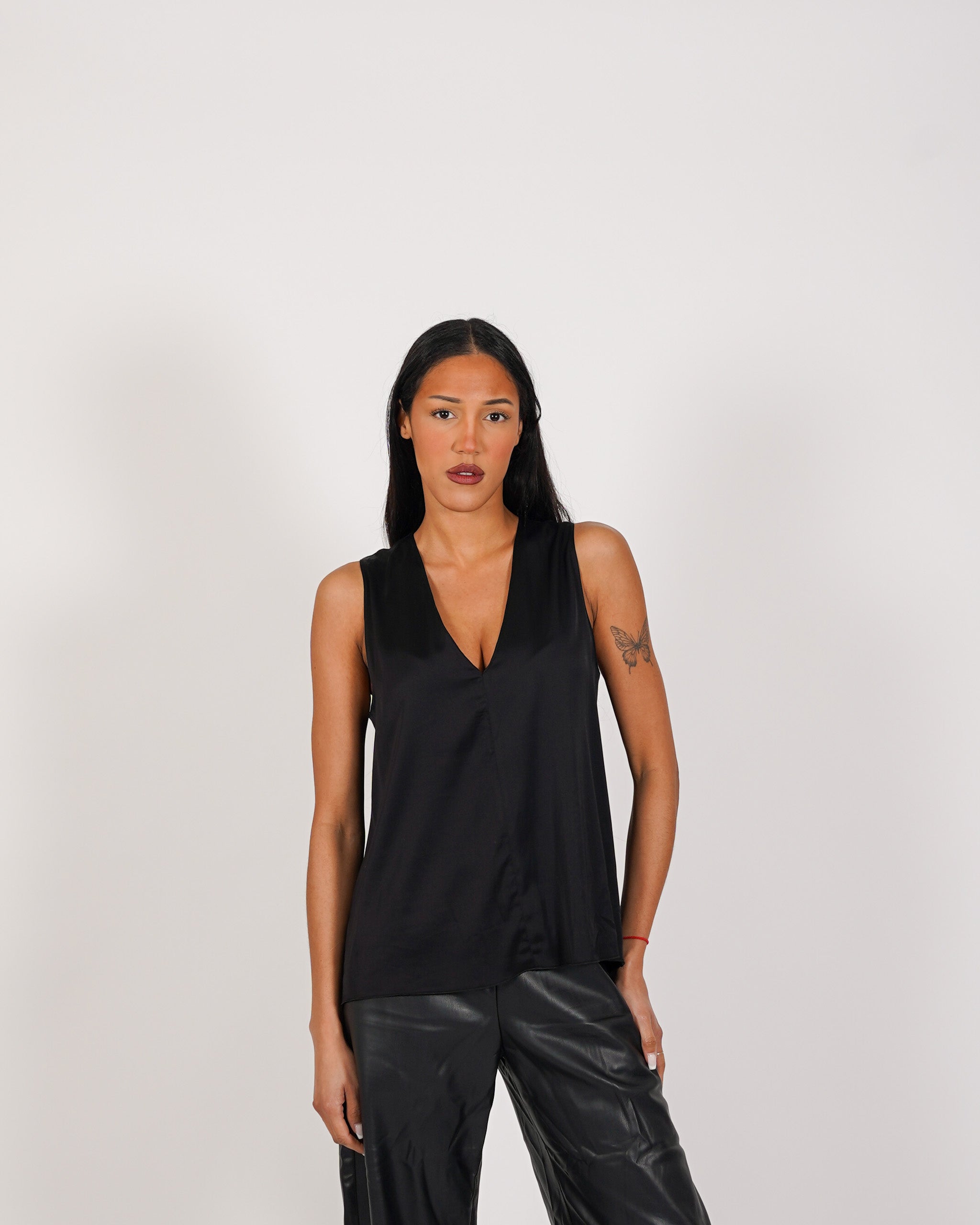 Blusa smanicata scollo a v in raso - Pausini