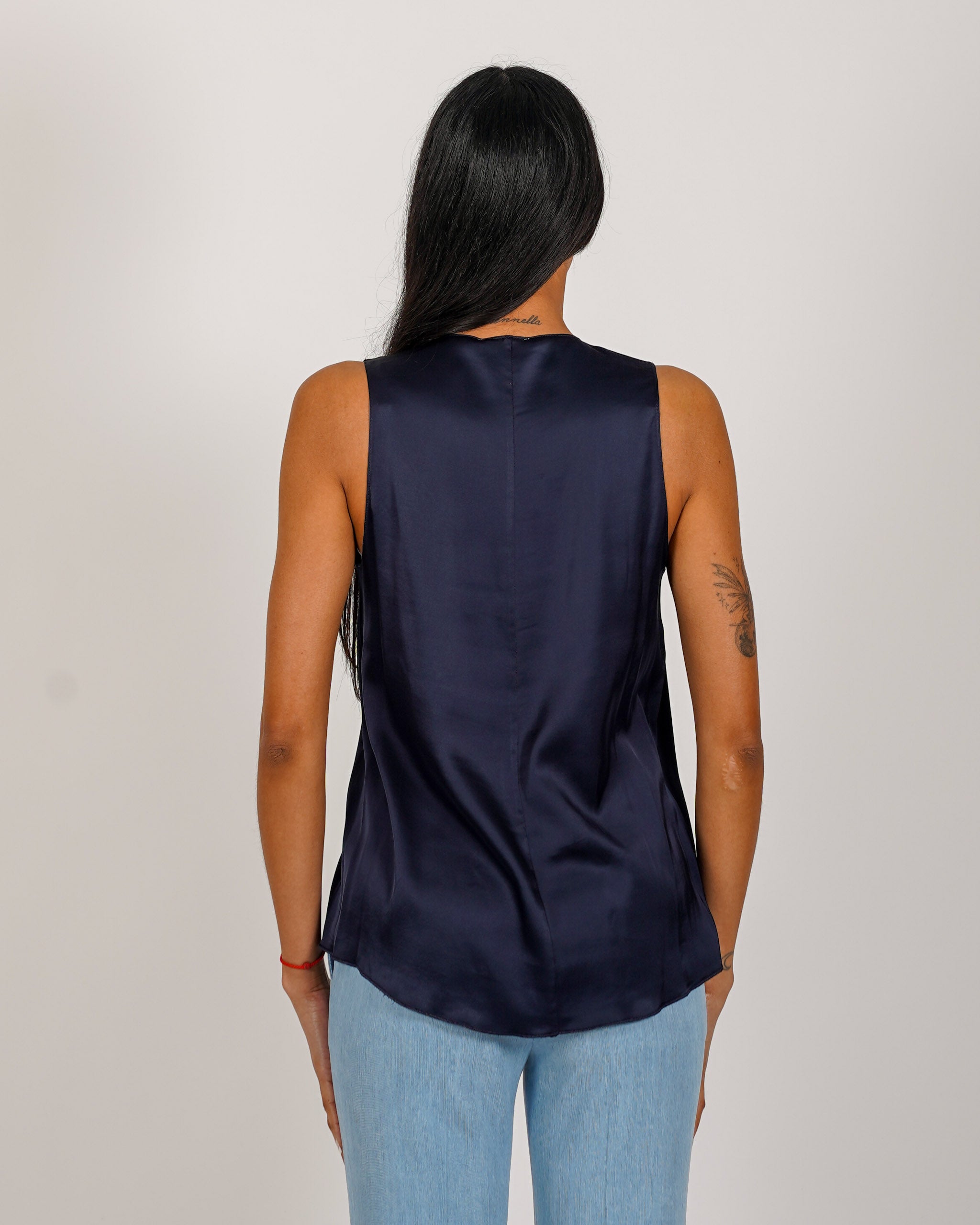 Blusa smanicata scollo a v in raso - Pausini