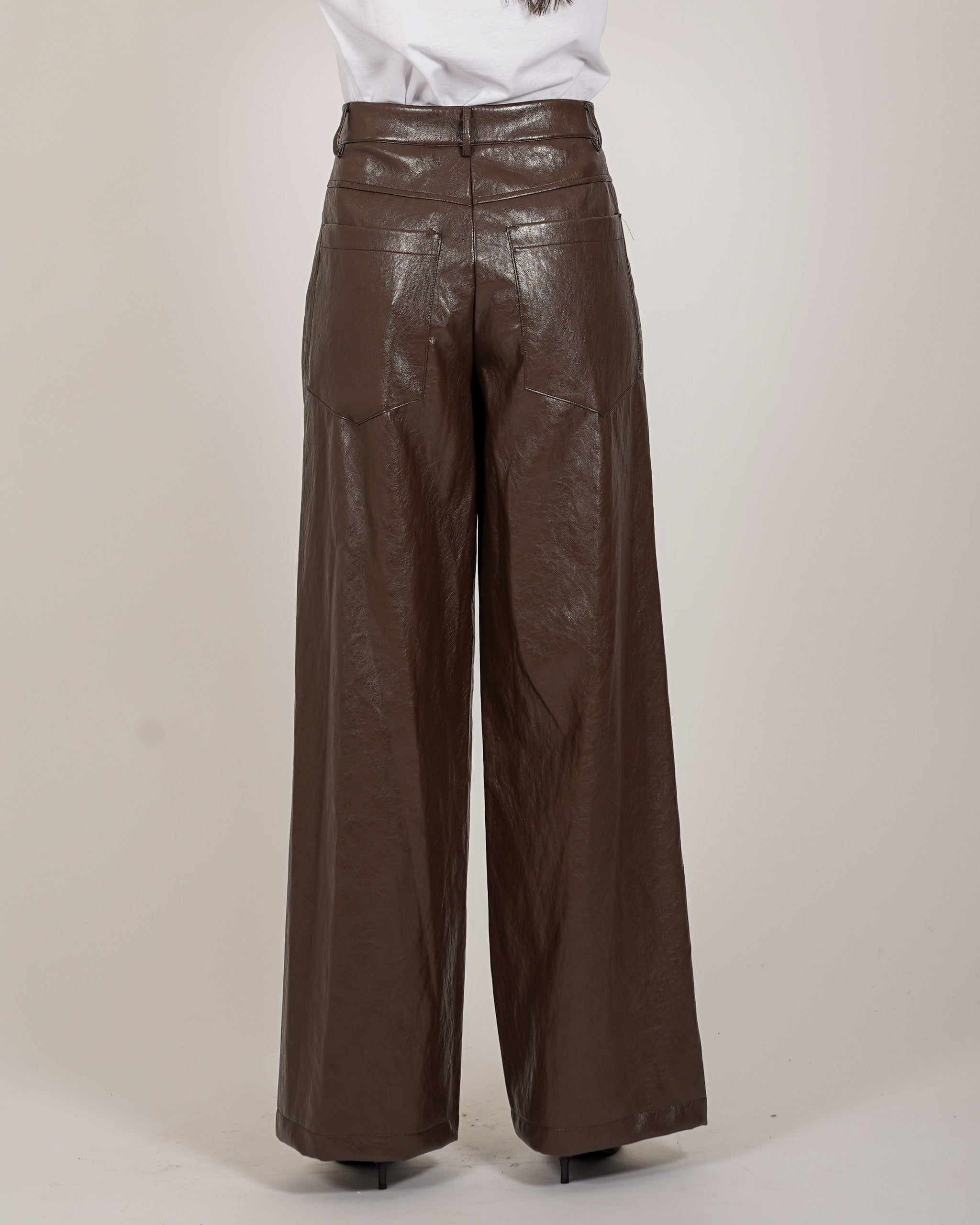 Pantaloni regular fit in ecopelle stropicciata - Monotona