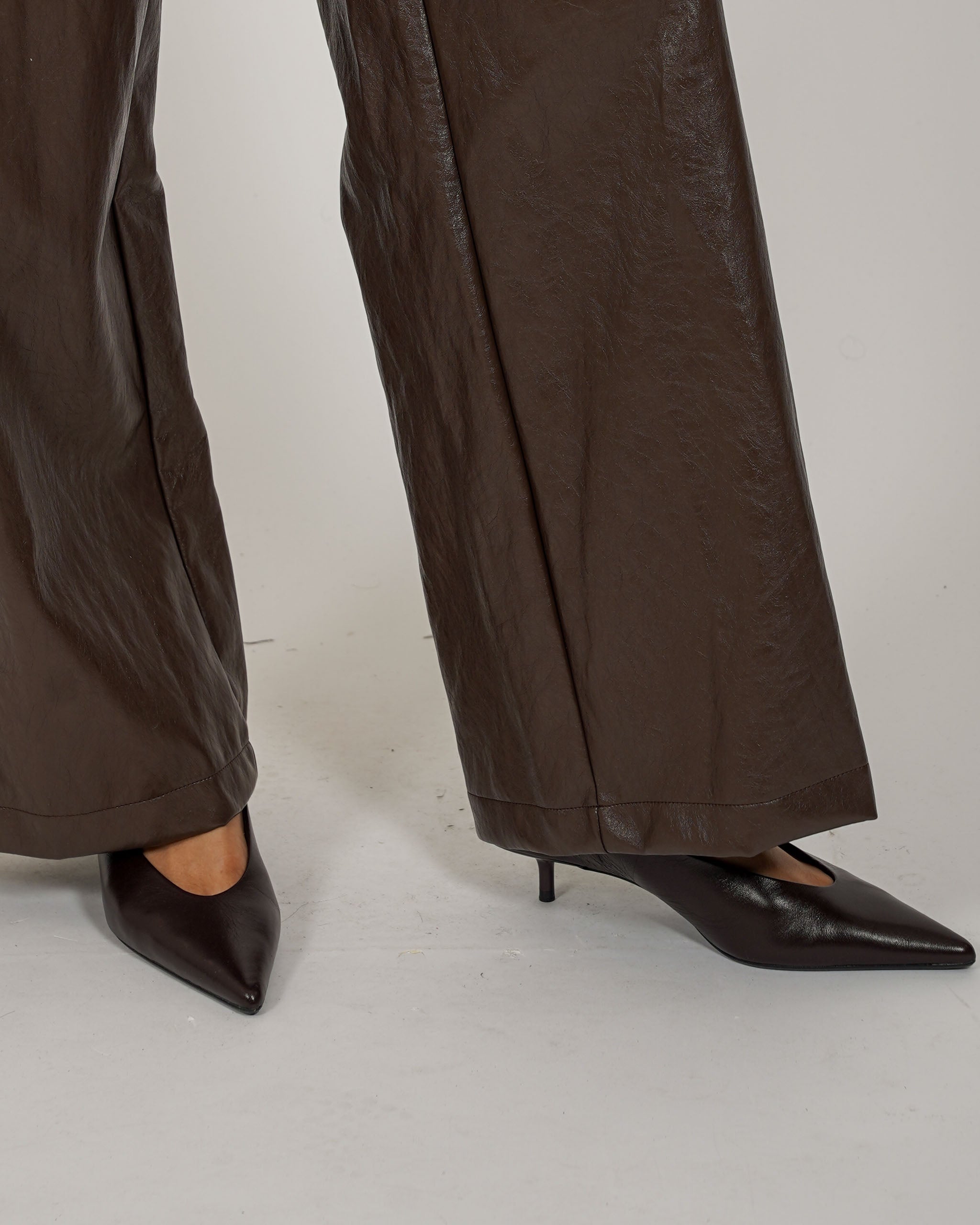 Pantaloni regular fit in ecopelle stropicciata - Monotona