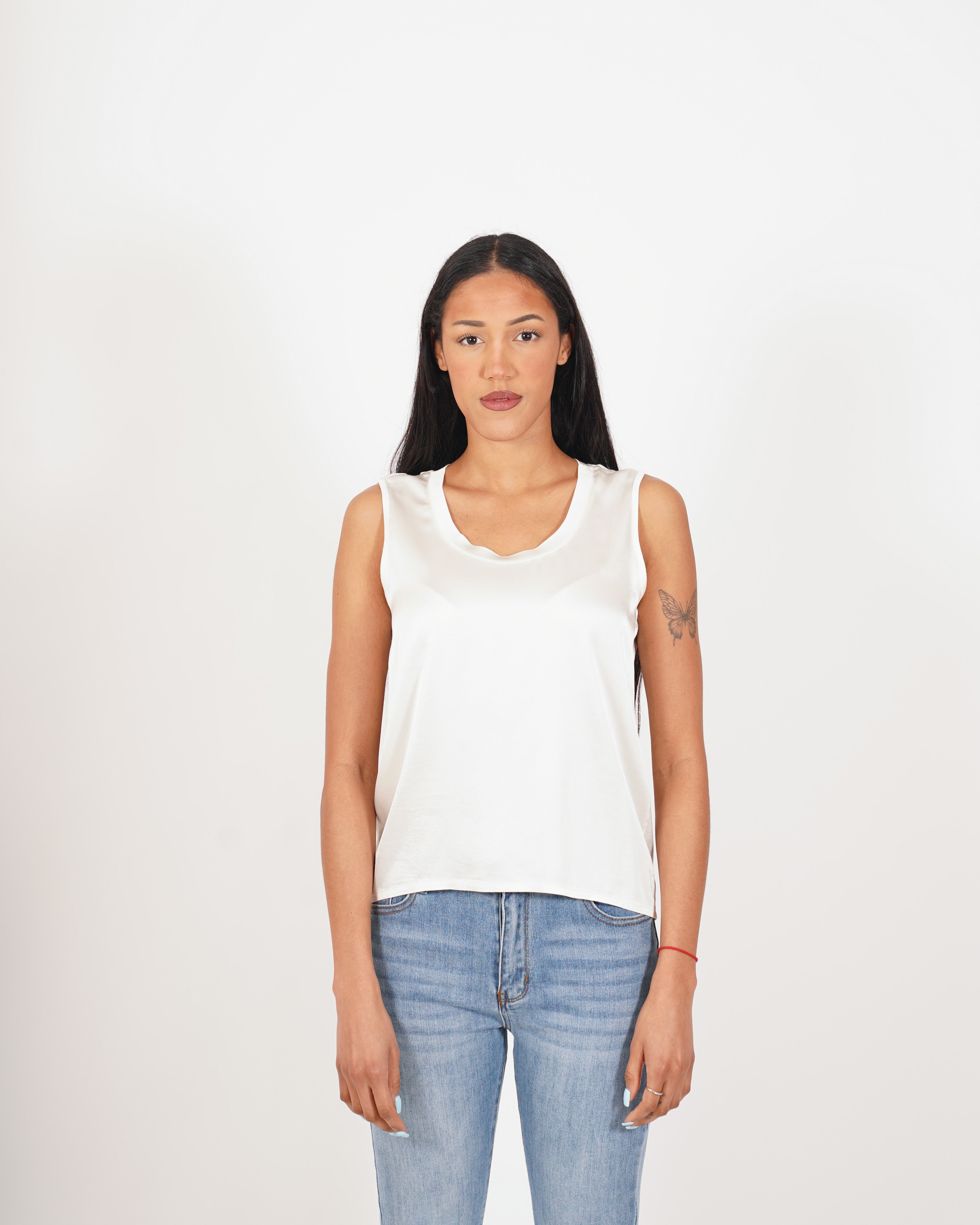Blusa smanicata girocollo in raso - Giada