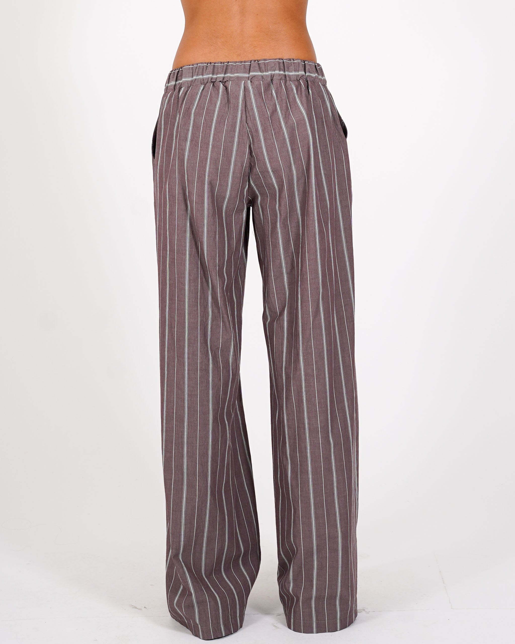 Pantaloni rigati con baschina e gamba larga - Filippa