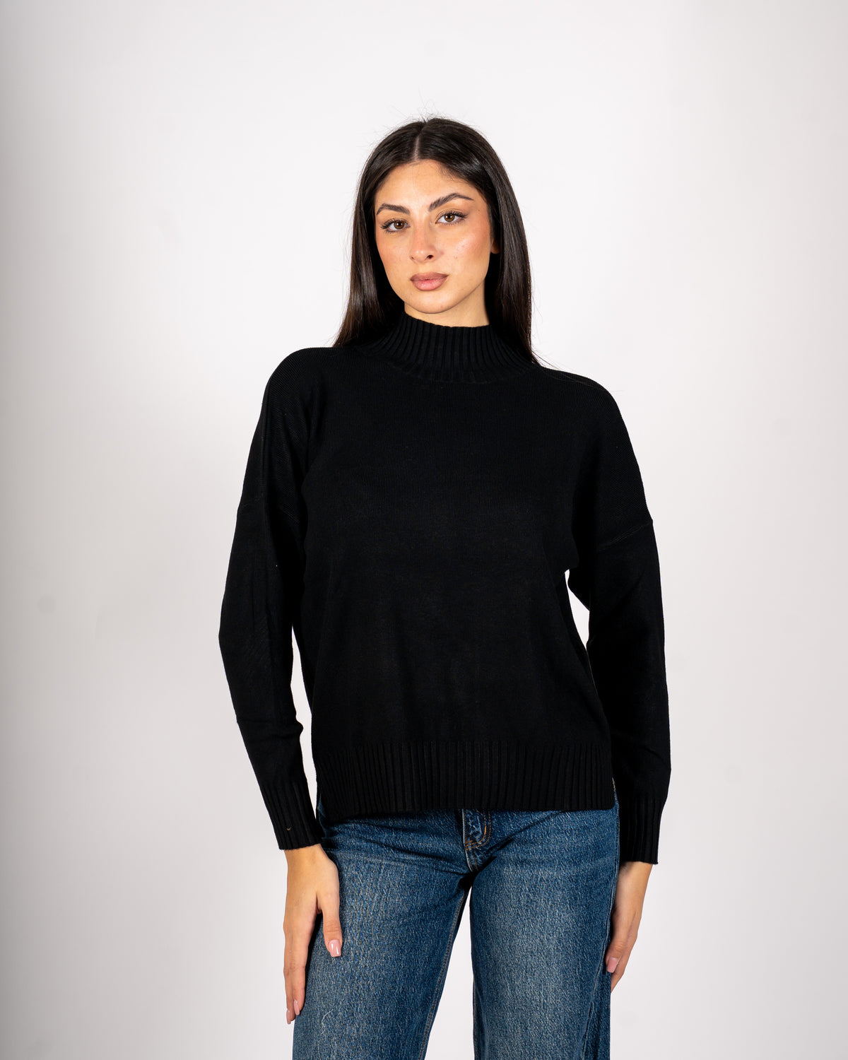 Maglia collo alto con spacchetti sul fondo - Gesso