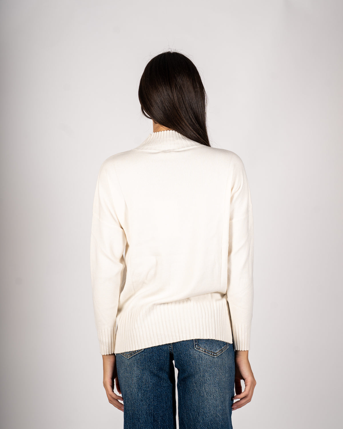 Maglia collo alto con spacchetti sul fondo - Gesso