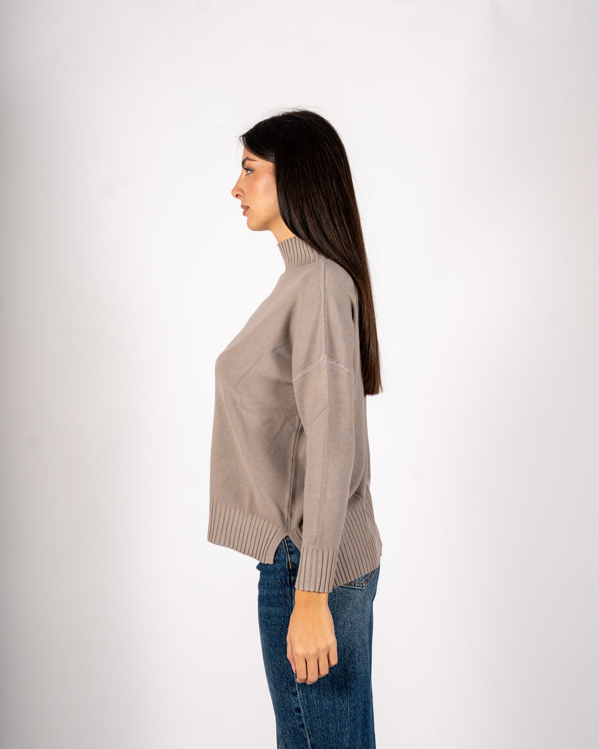 Maglia collo alto con spacchetti sul fondo - Gesso