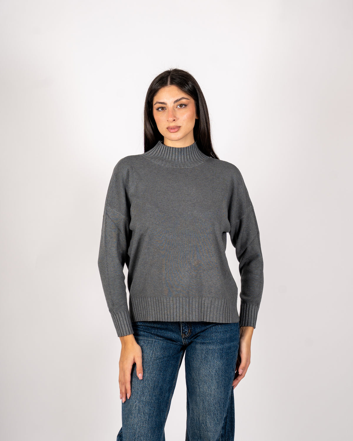 Maglia collo alto con spacchetti sul fondo - Gesso