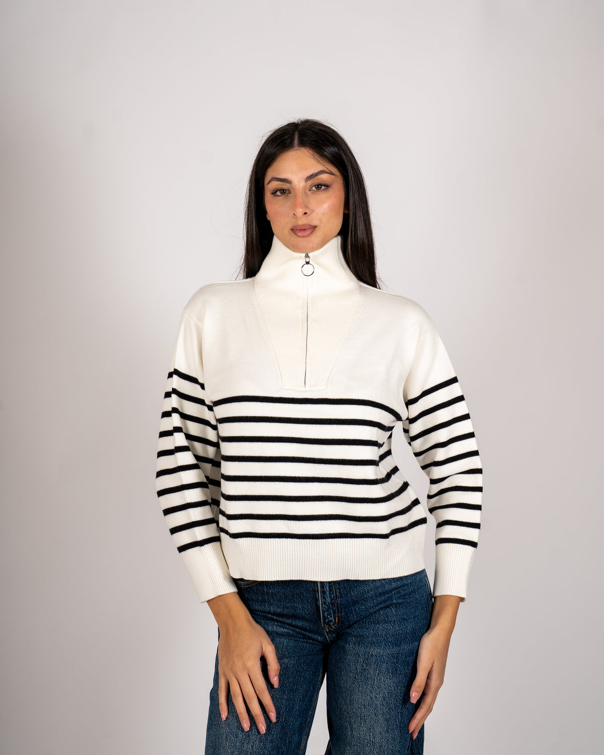 Maglia rigata collo alto con zip - Venale