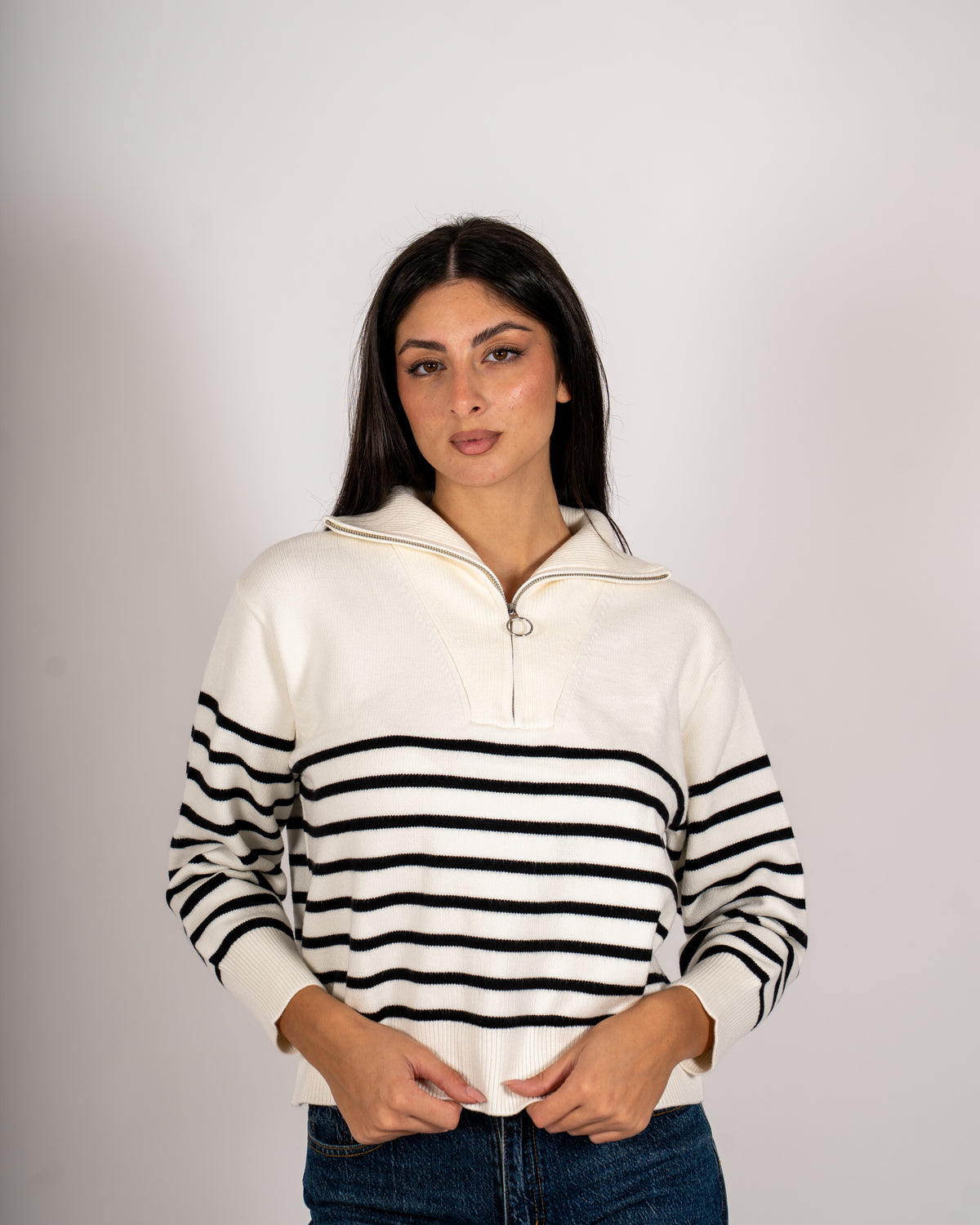 Maglia rigata collo alto con zip - Venale