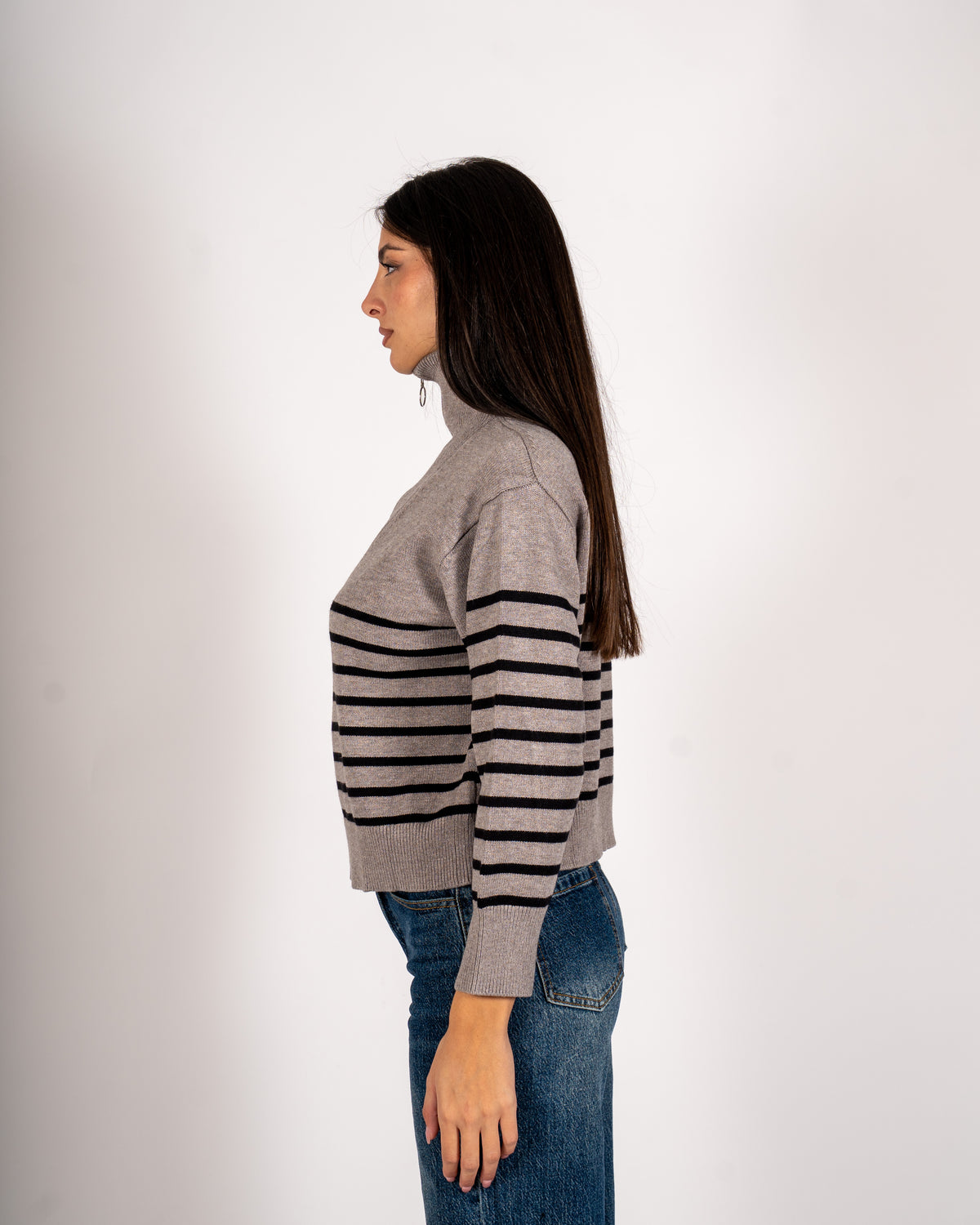 Maglia rigata collo alto con zip - Venale