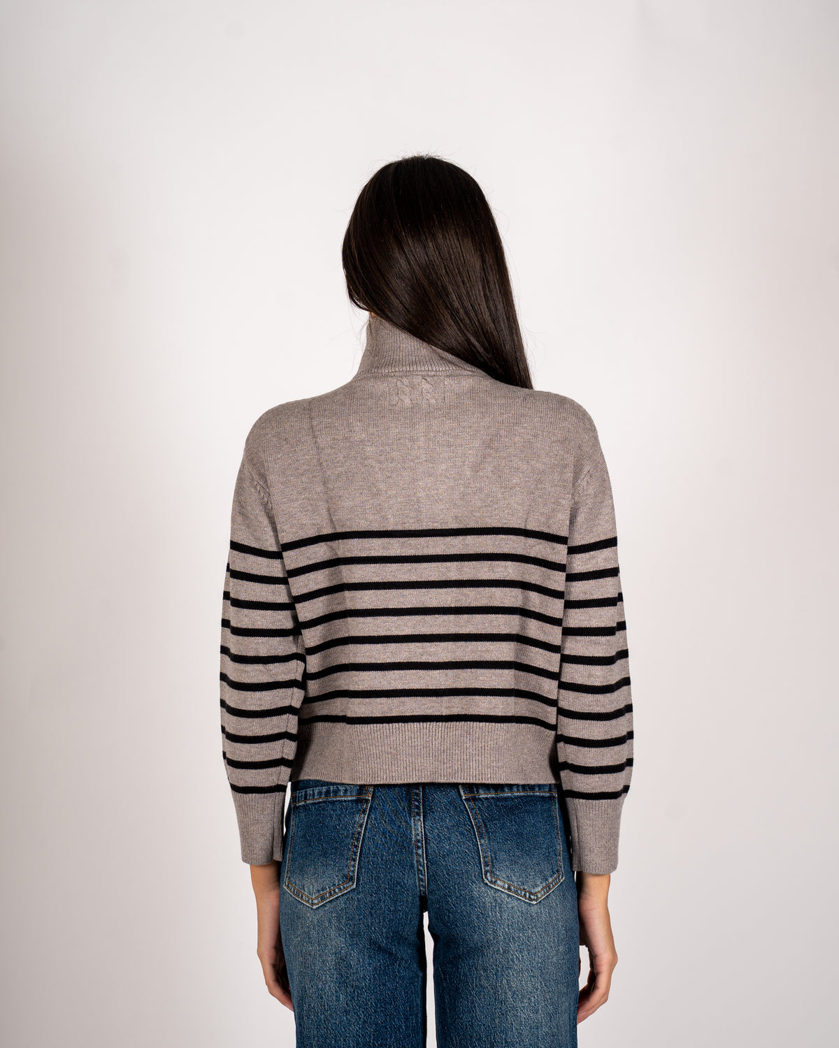 Maglia rigata collo alto con zip - Venale