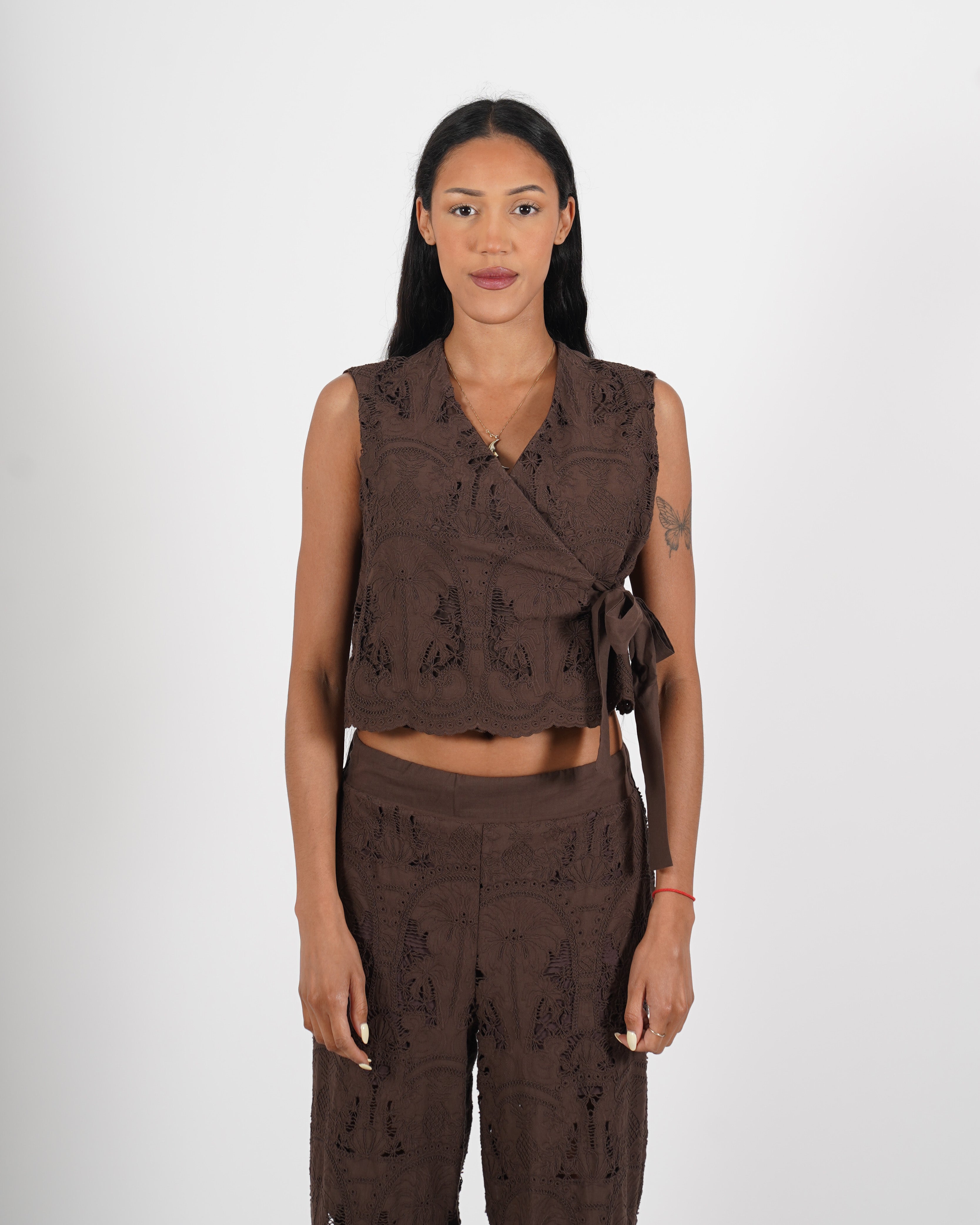 Blusa smanicata ad incrocio in cotone san gallo - Fontina