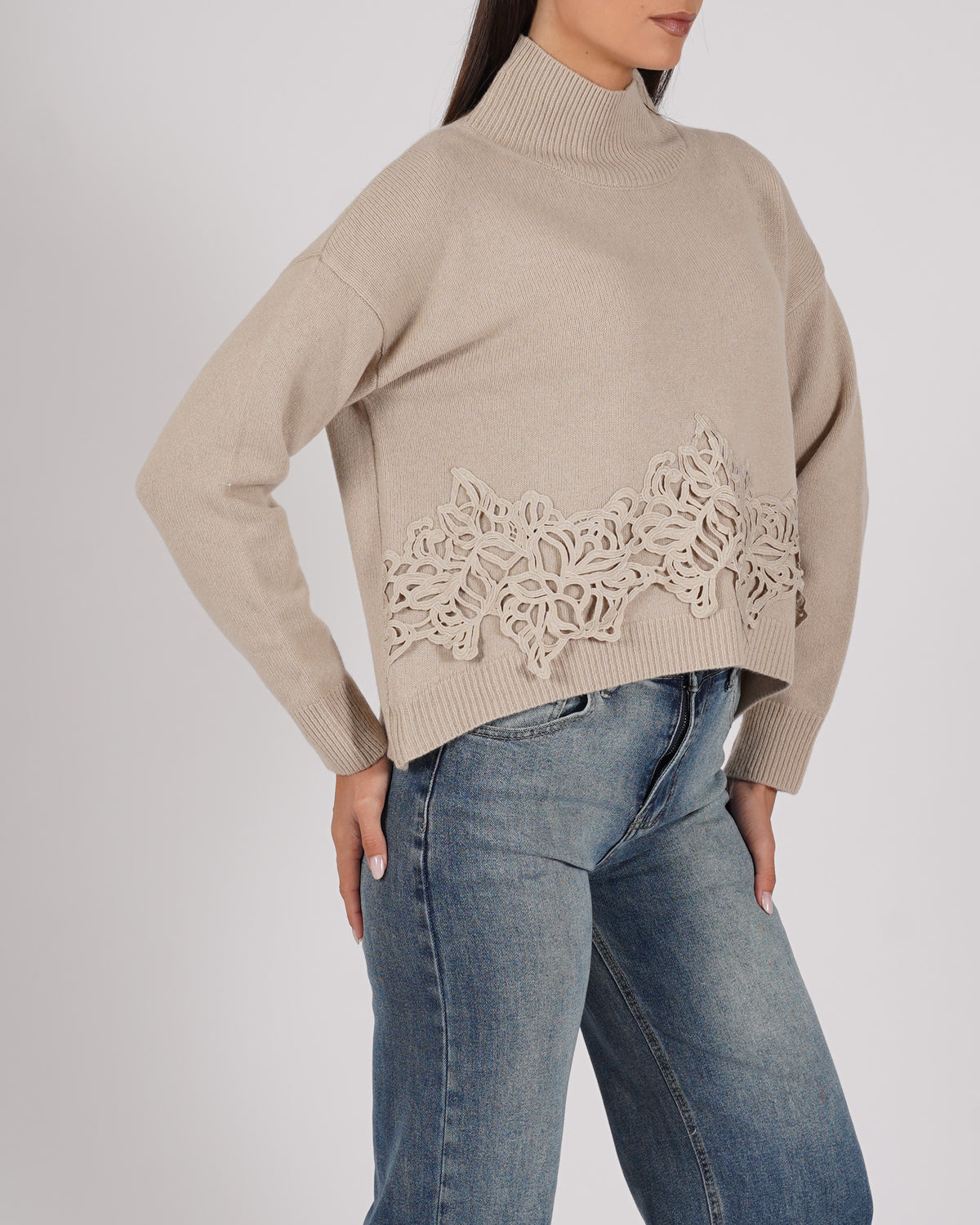 Maglia collo alto con ricamo in lana - Sarnella