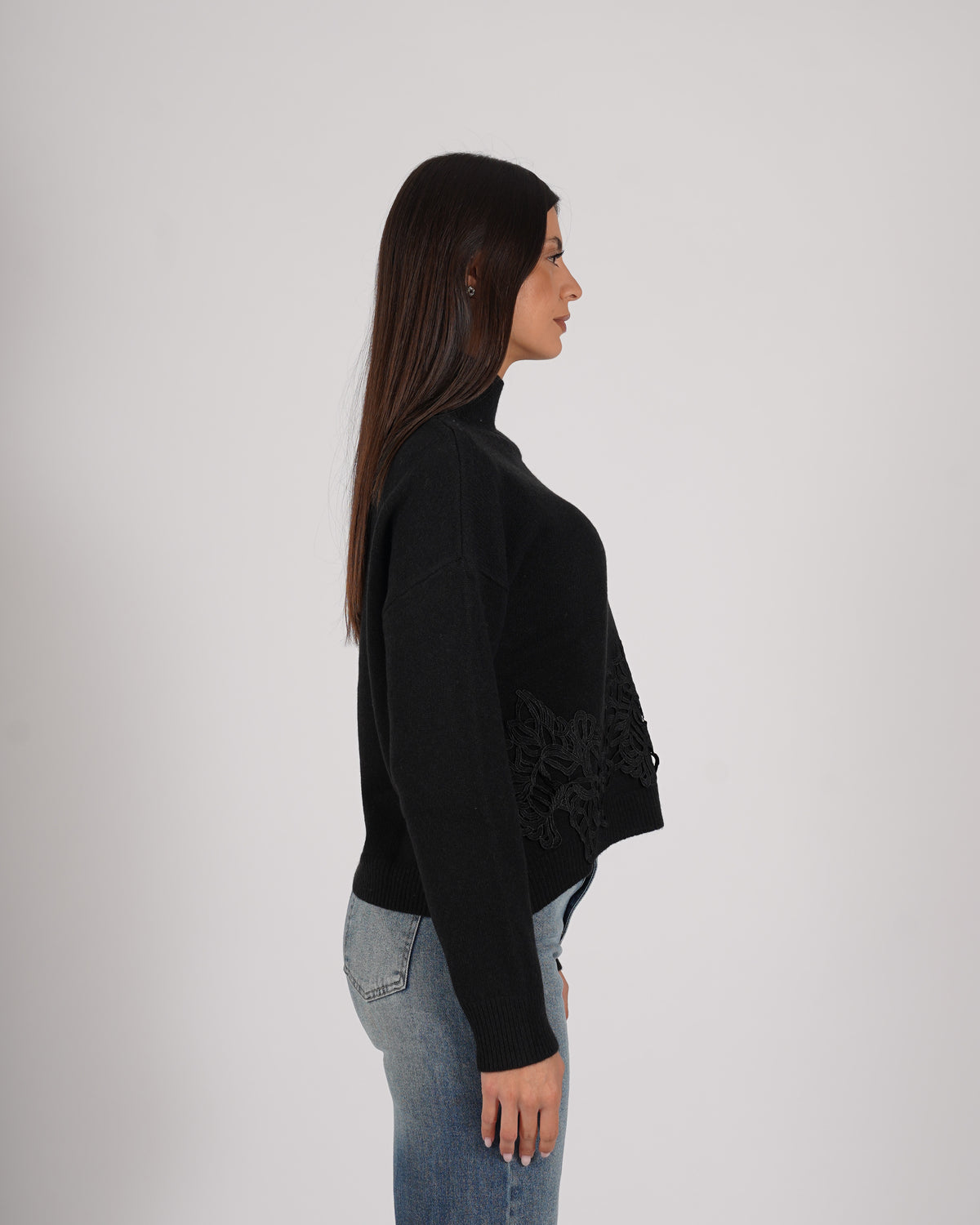 Maglia collo alto con ricamo in lana - Sarnella