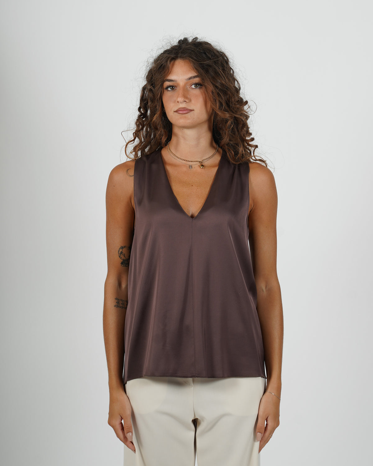 Blusa smanicata scollo a v in raso - Pausini