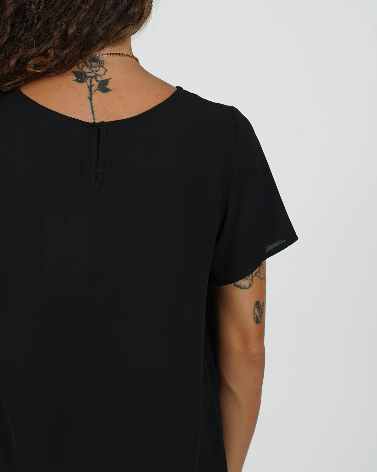 Shirt girocollo con bottoncino sul retro - Althea