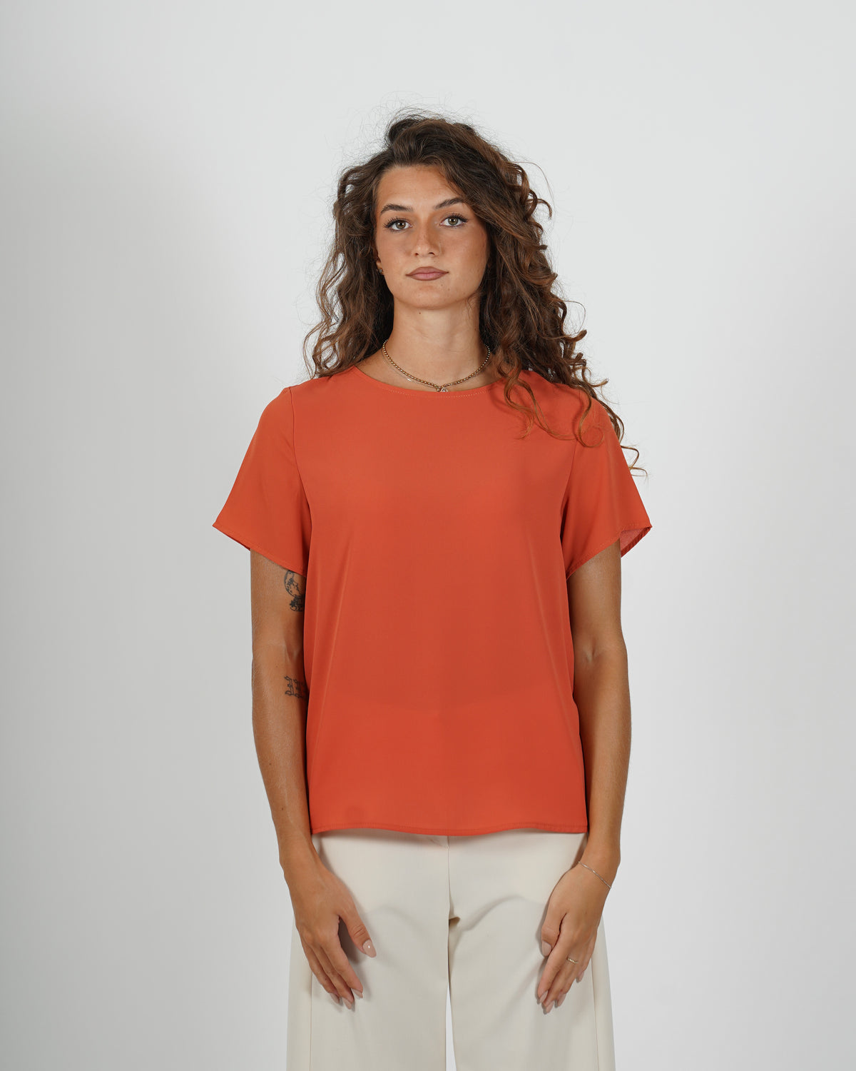 Shirt girocollo con bottoncino sul retro - Althea