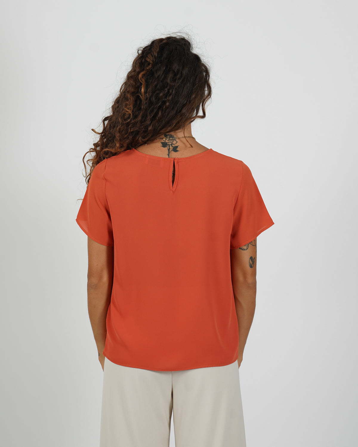 Shirt girocollo con bottoncino sul retro - Althea