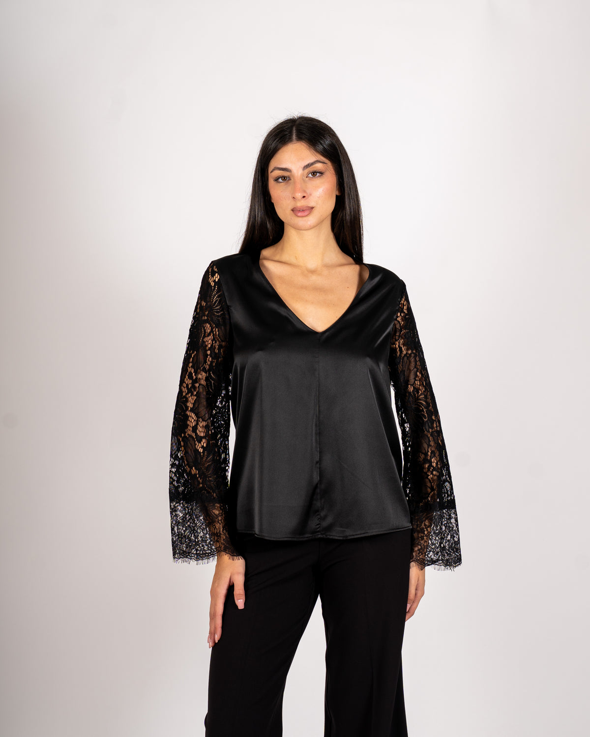 Blusa scollo a v con manica in pizzo macramè - Sbiadita