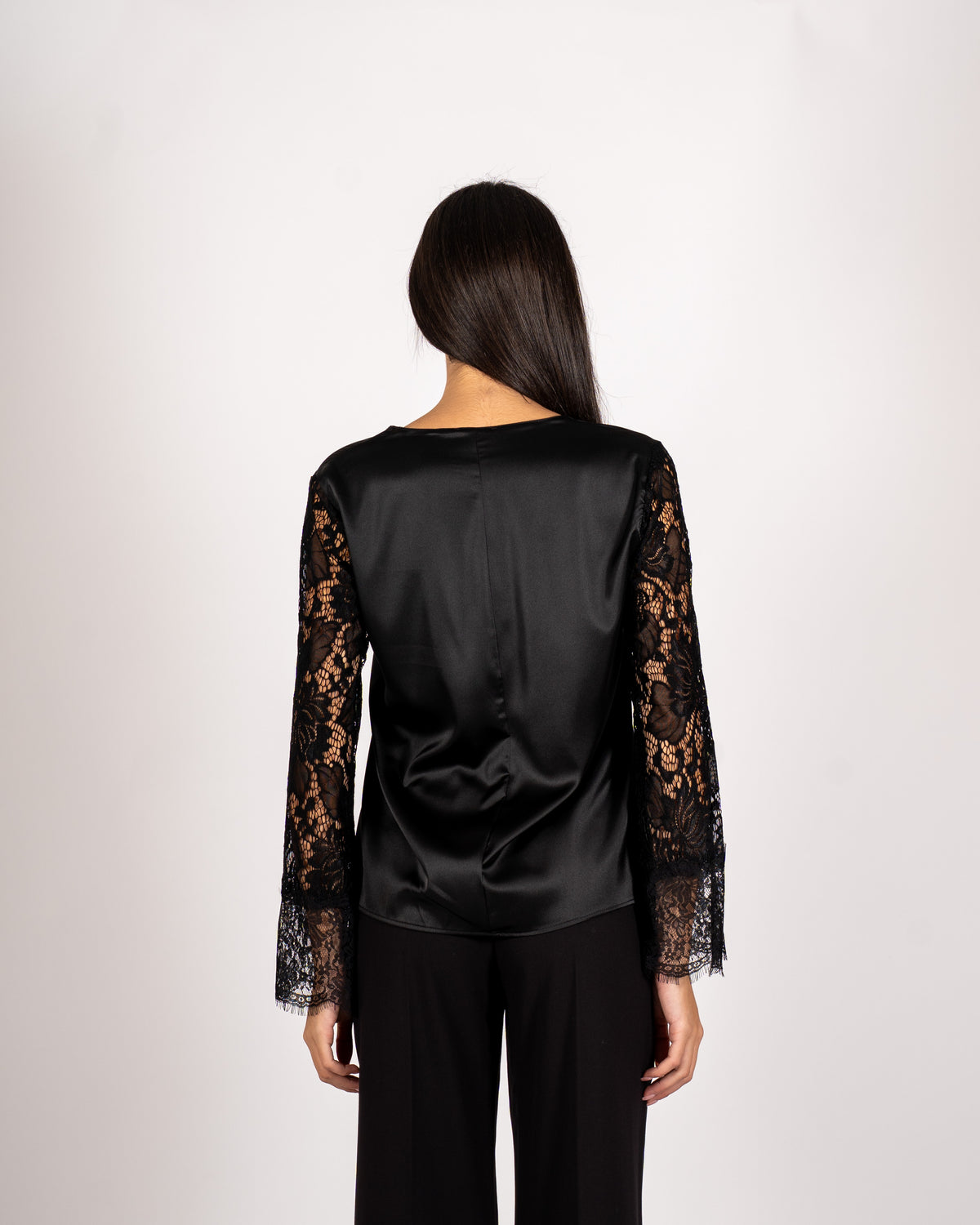 Blusa scollo a v con manica in pizzo macramè - Sbiadita