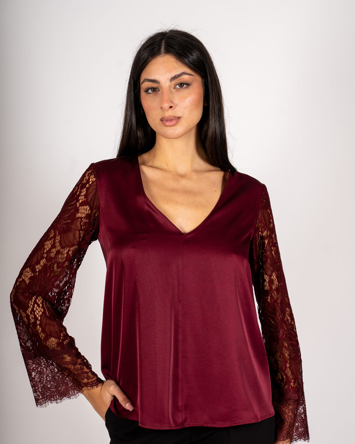 Blusa scollo a v con manica in pizzo macramè - Sbiadita