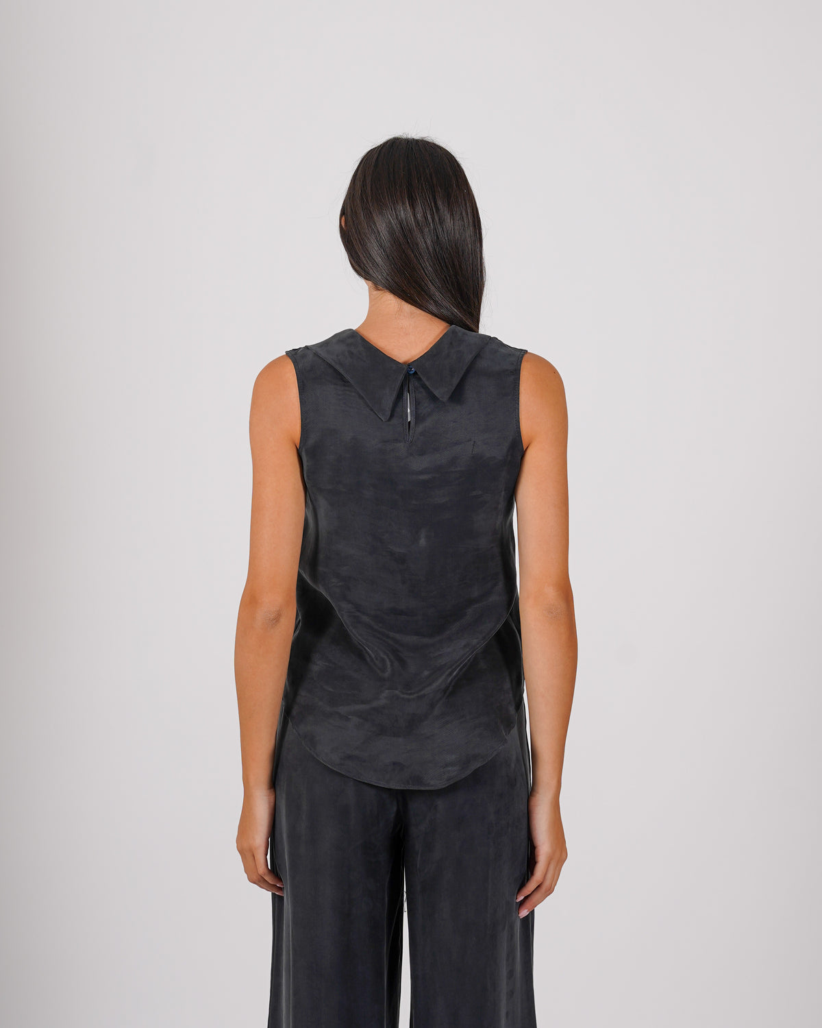Blusa smanicata con collo ampio e fluido - Giacinta