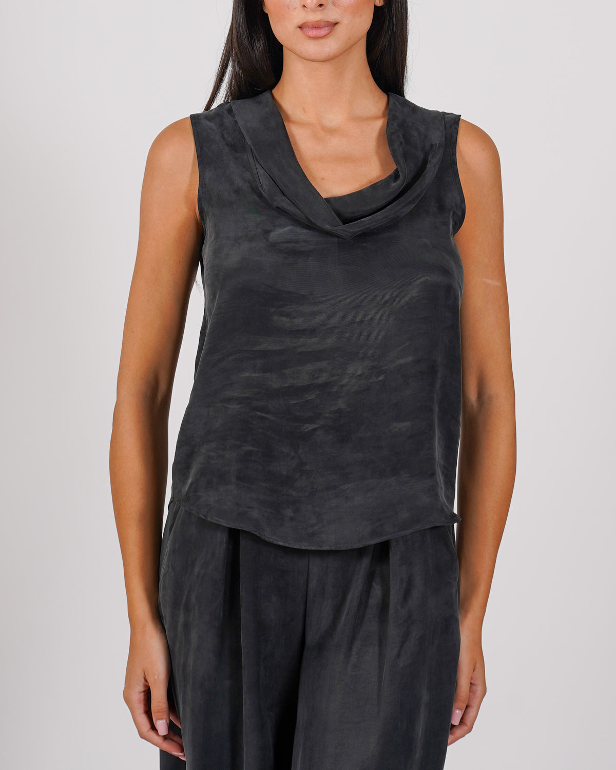 Blusa smanicata con collo ampio e fluido - Giacinta