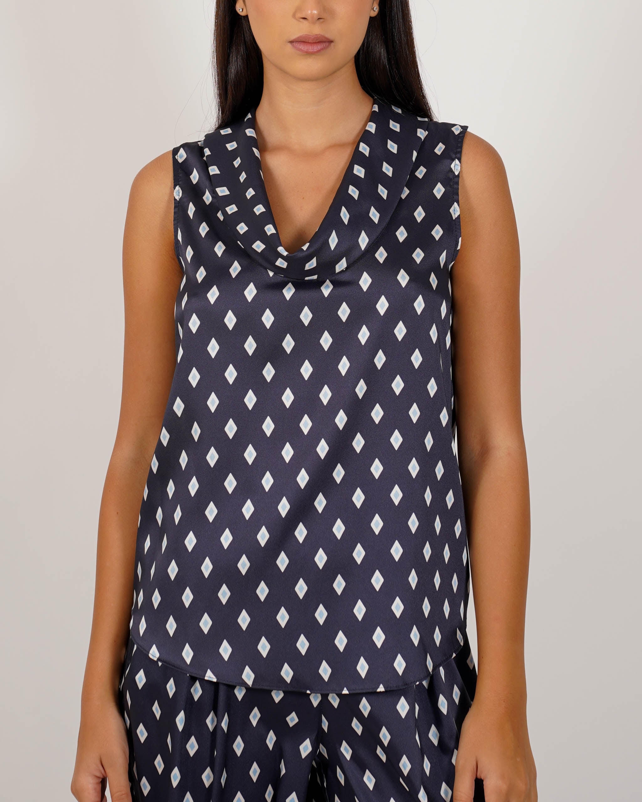 Blusa smanicata con collo ampio e fluido - Giacinta