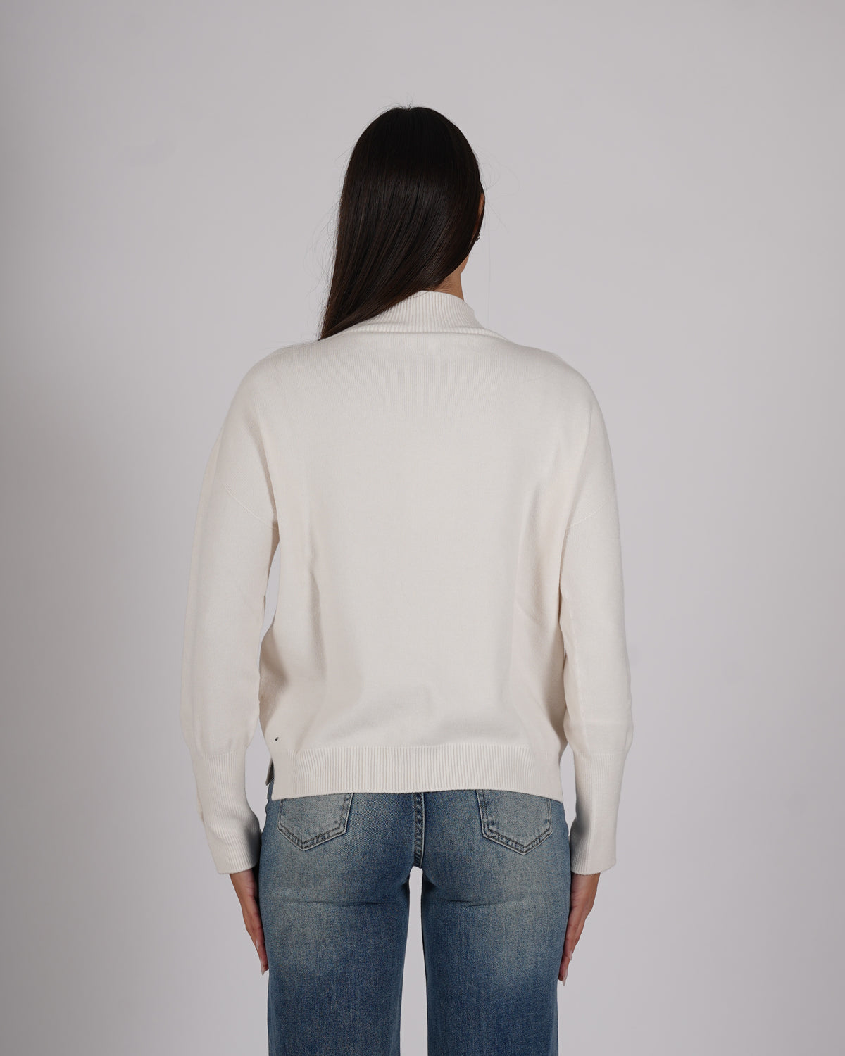 Maglia collo alto con bottone gioiello e spacco - Maisy