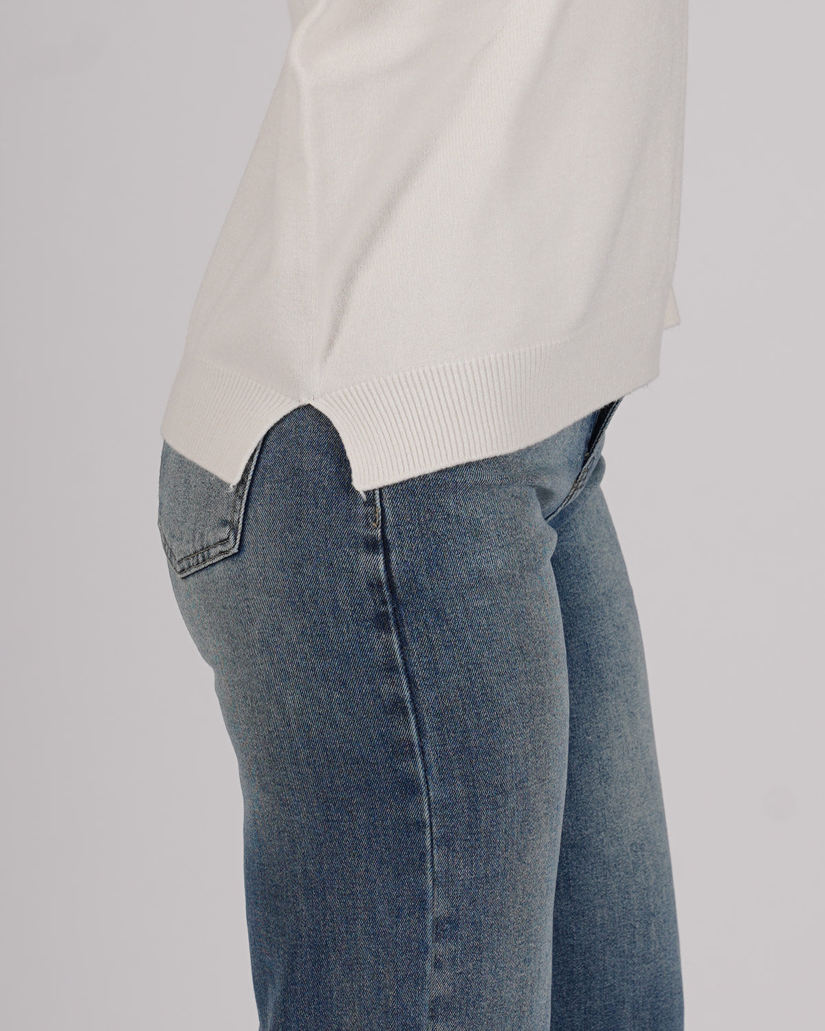 Maglia collo alto con bottone gioiello e spacco - Maisy