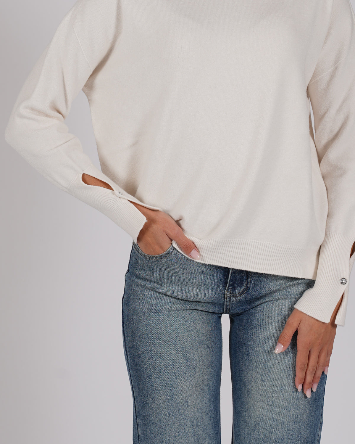 Maglia collo alto con bottone gioiello e spacco - Maisy
