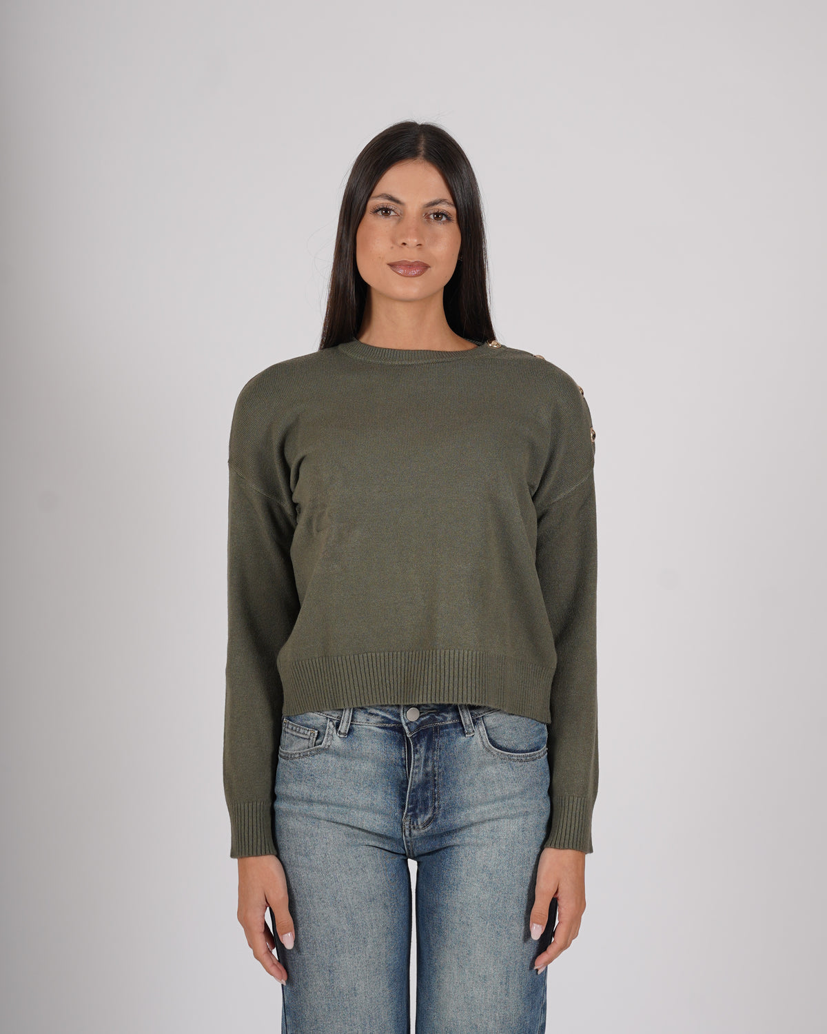 Maglia collo alto con bottone gioiello e spacco - Maisy