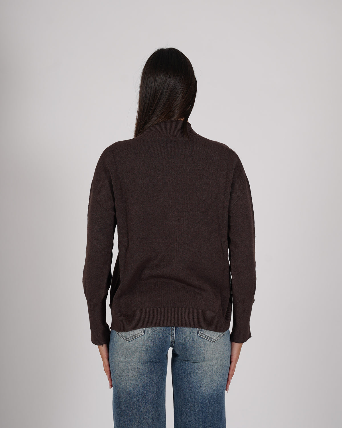 Maglia collo alto con bottone gioiello e spacco - Maisy