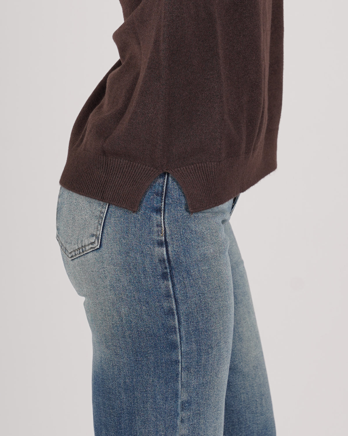 Maglia collo alto con bottone gioiello e spacco - Maisy