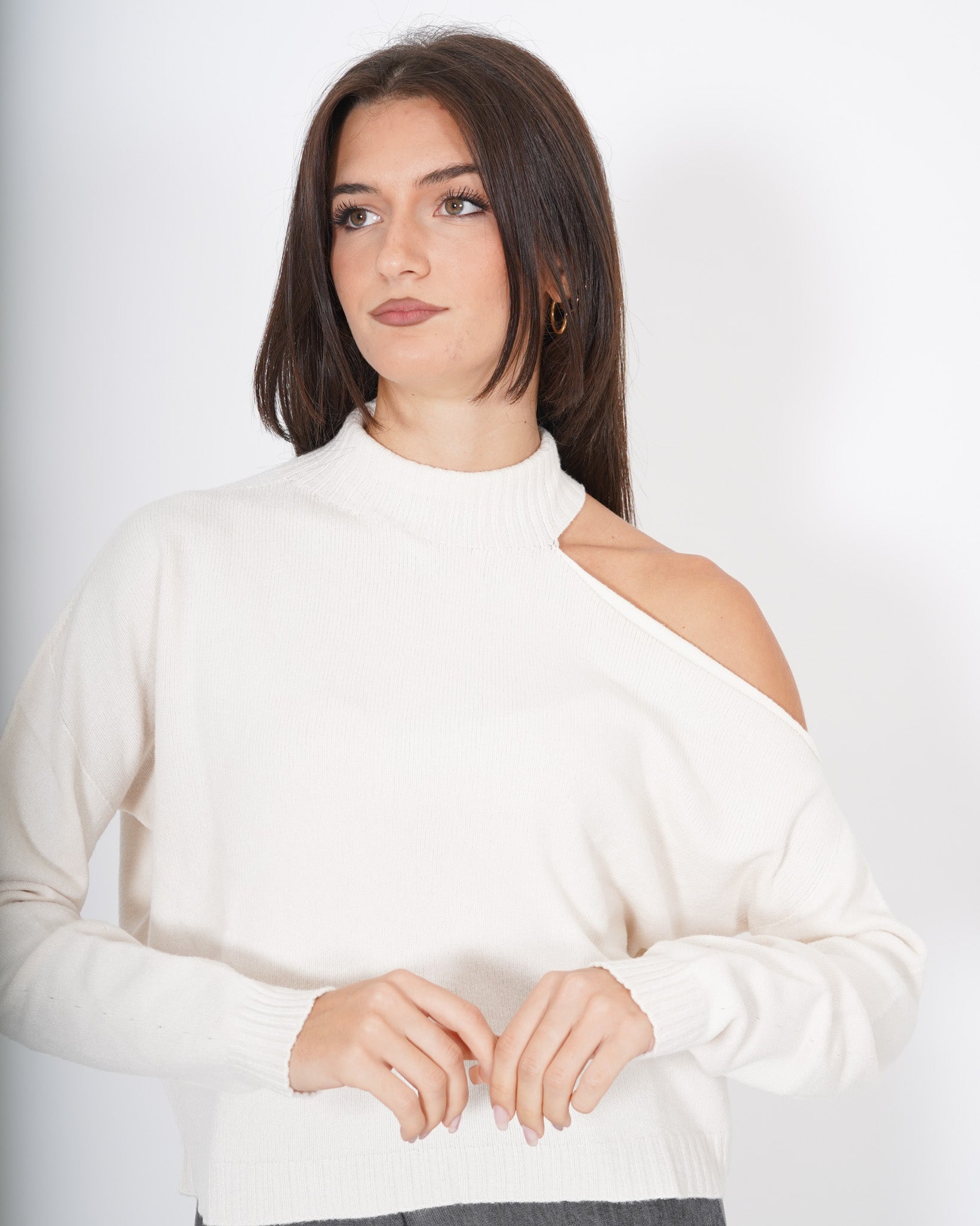 Maglia collo alto con taglio sulla spalla - Amazzone Uncategorized - Hope Abbigliamento e Accessori Donna Online