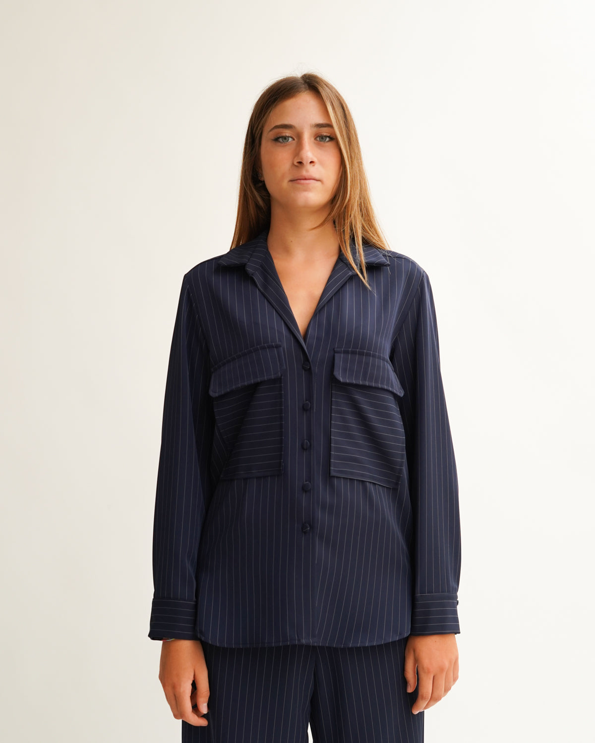 Camicia con tasche a toppe in tessuto fluido gessata - Morfeo Uncategorized - Hope Abbigliamento e Accessori Donna Online