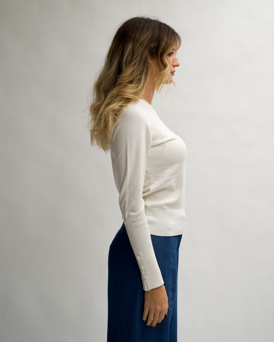 Maglia girocollo slim con bottoncini laterali sui polsini - Canapa Uncategorized - Hope Abbigliamento e Accessori Donna Online