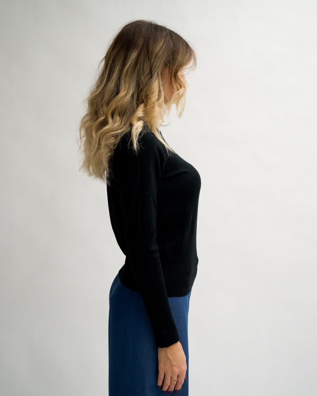 Maglia girocollo slim con bottoncini laterali sui polsini - Canapa Uncategorized - Hope Abbigliamento e Accessori Donna Online