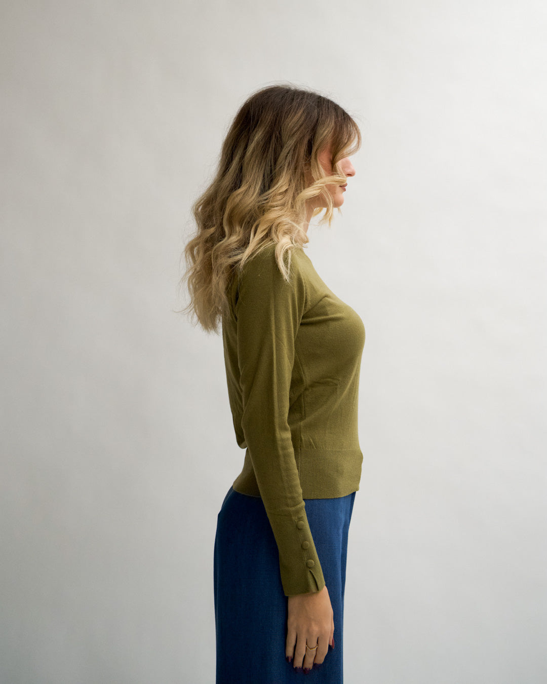 Maglia girocollo slim con bottoncini laterali sui polsini - Canapa Uncategorized - Hope Abbigliamento e Accessori Donna Online