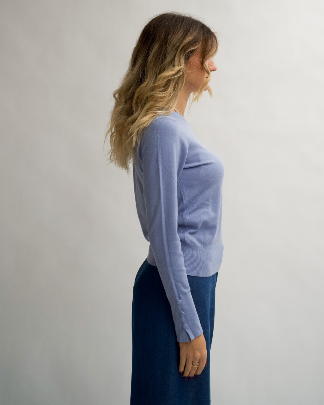 Maglia girocollo slim con bottoncini laterali sui polsini - Canapa Uncategorized - Hope Abbigliamento e Accessori Donna Online