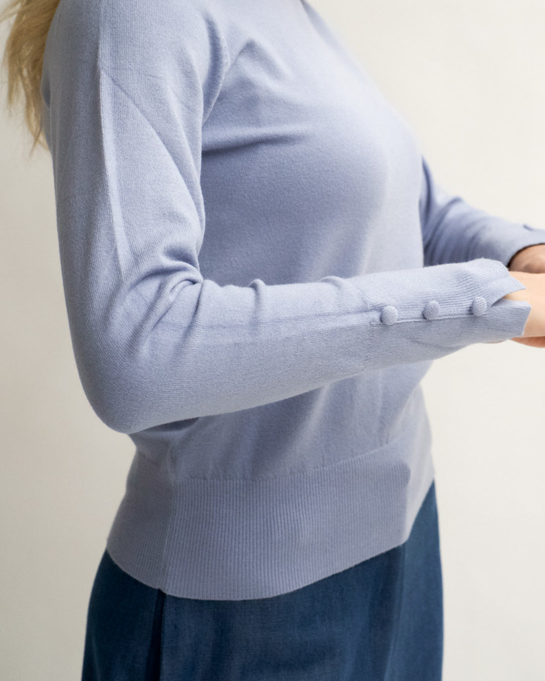 Maglia girocollo slim con bottoncini laterali sui polsini - Canapa Uncategorized - Hope Abbigliamento e Accessori Donna Online