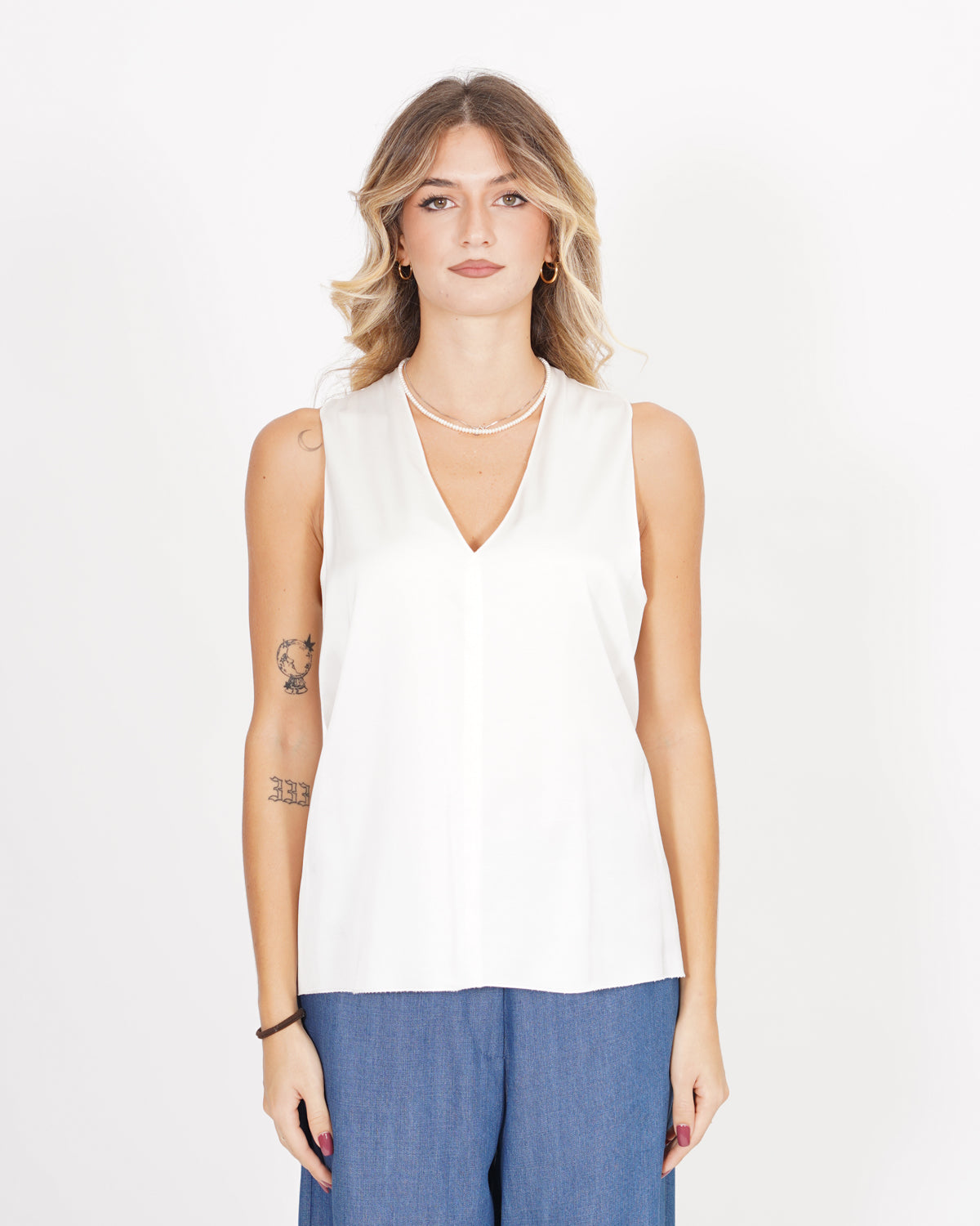 Blusa smanicata scollo a v in raso - Pausini